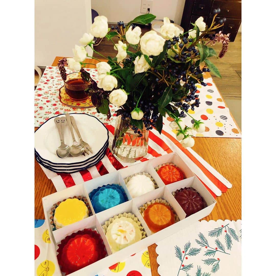 奥村愛子のインスタグラム：「* 遠くに移住した友だちが 偶然仕事で誕生日当日に東京に来て 運良く予定が合いお祝いが出来てしまうというミラクル✨ カフェみたいなおしゃれな友人宅にて 宝石みたいなカラフルゼリーとともに💍 美味しいしかわいいしほんと素敵 楽しかったな〜  #ゼリーのイエ」