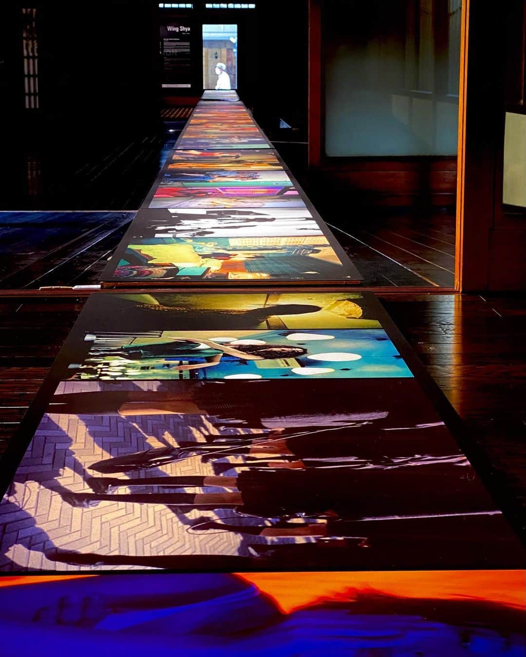 林信行のインスタグラム：「ついに念願の #KYOTOGRAPHIE ！ 先週、京都を訪問し念願のKYOTO GAPHIEを回ることができた。  いつも、この時期はiPhoneの発表などが重なってバタバタし来たいと思っても来れずにいた。来年からは少し無理をおしてでも来ようと改めて思った。  初訪問ながら共同代表の仲西さんの案内付きというぜいたくなツアーだ。  すぐにでも書きたかったが、秒読み状態で追われている仕事に加え、京都滞在中にこなす予定が多すぎてすっかりタイミングを逸してしまった。 本当は３ヶ月前のSG Clubでの世界ツアー、有田での窯巡りなど、先に書きたい内容もあるが、まずは再び書くリズムを取り戻すためにKYOTO GRAPHIEから。  まったく個性の違う写真展が、京都の街のそこかしこで行われる同イベントだが、こんな時でもないと入れない会場１つ１つとの調和がなんとも素晴らしすぎる。 （10点しか投稿できないInstagramで見ている人は、ぜひともハッシュタグで他の人の投稿を見るかFacebookで追加の写真を見て欲しい）。  特に印象に残ったのは今回、初めて会場として使われたという京都府長。 銀座シャネルNEXUS HALLで開催されるも、見れないまま終わっていたIn Situの展示も文句なしで素晴らしかった（府庁の人曰く、シャネルの人は何日も前から会場準備を始めて、じゅうたんのほつれなどもすべてきれいに直してくれたという）。今回、これに加えて河原町商店街でも大々的にフィーチャーされていたOmar Victor Diopの作品がSite-specificの展示はかくあるべしを示していた（Black Lives Matterにも呼応する、なんともタイミングの良い展示だ）。 いや、それを言ったらお庭を借景した両足院（建仁寺）の展示も素晴らしかったし、嶋臺ギャラリーをまるまる使った片山真理さんの展覧会、さらには奥深い誉田屋源兵衛竹院の間の奥行きを生かしたウィン・シャの展示も鮮烈な印象を残す（写真の一枚目に選ばせてもらった）。  HOSOOさんのステキ過ぎるショールームでやっていたRuinartの展示も１日見ていられるし、壊され続ける町屋や、社会の淵のやや外側で、ただ生きながらえながら朽ちるのを待っている人々にお弁当を届け続けた福島あつしさんの作品も胸が詰まる思いがする（しかも、現場が家から決して遠くはない武蔵小杉だとは！）  Marjan Teeuwenの連なった町屋を解体して再構築した作品も、とんでもない迫力があった（このままずっと残して欲しいが、会期終了後の予定はないということなので残念でならない。なんとコロナで日本を出られなくなる直前までつくっていたという）。  失われつつある町屋、職人の伝統、阻害された人々。 さまざまな人に向けられたまなざしが、京都ならではの美しいVunueとの掛け合いで閃光のような魅力を放っていた。 コロナ禍で、人々がそれまでの歩みを止めて、世の中についていろいろ考え直すべきタイミングで、非常に多くのインスピレーションをくれるイベントだと思う。  語りたいことは、山ほどあって、本当は一つ一つの展覧会を個別の記事にしたいけれど、書くが増えると他の投稿を書く腰が重くなるので、この辺りで筆を止めるよう。  #KYOTOGRAPHIE2020 紅葉には少し早いかもしれないが、それでもGO TO TRAVELを活用して、ぜひとも全国から見に行くべき展覧会の一つだと思う。  2020/10/18まで 京都市各地で  ちなみに今回、案内いただいたKYOTO GRAPHIEの新しいスペース #DELTA やその2階にできた宿泊施設も覗けたり、 一夜だけの白夜イベント Nuit BlancheでInSituの関連映像も見れたのはラッキーだった。」