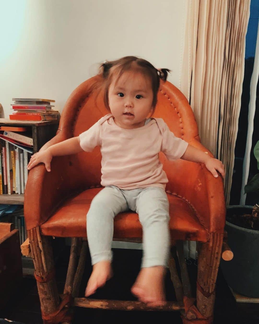 金子渚さんのインスタグラム写真 - (金子渚Instagram)「椅子に腰掛けて読書にハマる彼女📚  また一段と成長しております。」10月7日 17時49分 - nagisakaneko