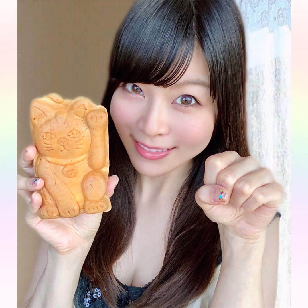 長柄ひろみさんのインスタグラム写真 - (長柄ひろみInstagram)「#taiyaki 😺 ⋆ にゃ〜ん😸 また可愛いものを発見してしまった😻❤️ 招き猫たい焼き😆✨ どら焼きかも🤔？ ⋆ 中には餡子とクリームがたっぷり詰まっているので、結構ずっしり🤤🍵 クリームだけのもありました🤗 ⋆ 運よ、来い来い🥳🧧 ⋆ ⋆ #招き猫 #たい焼き」10月7日 17時49分 - aoi_asahi