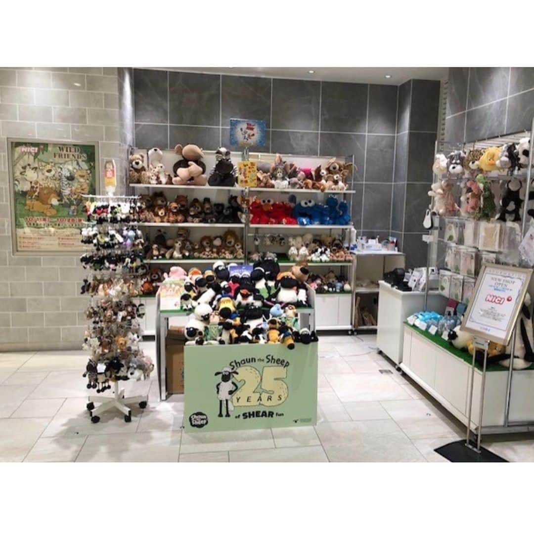 NICI JAPANさんのインスタグラム写真 - (NICI JAPANInstagram)「ルミネ立川店2F 西側イベントスペースに、期間限定NICIショップ登場！ NICIビーンバッグ、フィギュアポーチやぬいぐるみだけでなく、NICI製ひつじのショーン、トムとジェリー、グレムリンなどのキャラクターグッズなど豊富に取り揃えて、みなさまのご来店をお待ちしております！ この機会、お見逃しなく！！ . . 店名 👉NICI・アイラSHOP . 期間 👉2020/10/1(木)-2020/10/28(水) . 営業時間 👉11：00-20：00 . 場所 👉 ルミネ立川店2F 西側イベントスペース . お問合せ先：070-1213-1029 運営会社：㈱アイラ こちらのSHOPは㈱アイラ が運営しておりますので、期間中のSHOPに関するご質問は、上記お問い合わせ先へお願い致します。※営業時間のみ . . #NICI #ニキ #ドイツ #ぬいぐるみ #期間限定 #NICIショップ #ニキショップ #愉快な仲間たち #セサミストリート #セサミ #ひつじのショーン #ショーン #トムとジェリー #グレムリン #ギズモ #東京 #立川 #ルミネ #立川駅直結 #ギフト #雑貨好きな人と繋がりたい #ぬいぐるみ好きさんと繋がりたい #かわいい」10月7日 17時49分 - nici_japan