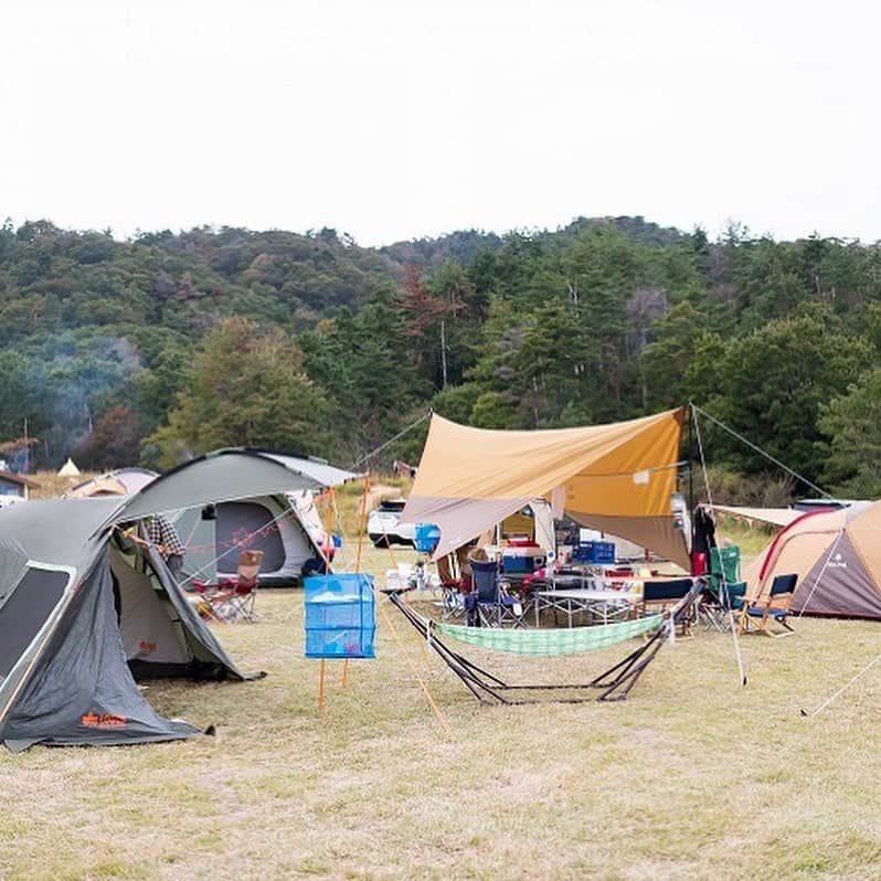 キャンプ情報サイト［ランタン］さんのインスタグラム写真 - (キャンプ情報サイト［ランタン］Instagram)「CAMP SMILE STYLE ／ どんなキャンプシーンでも対応してくれる コールマンのツーバーナー！ ＼ いろんなキャンパーのキャンプスタイルを現地取材と一般キャンパーからの投稿で数多く掲載してます。 . . 詳しくは @lantern.camp webサイトをご覧ください . . #camp #camping #outdoor #travel #trip #lantern_smile #nature #キャンプ #キャンプ用品 #アウトドア #テント #自然 #旅行 #キャンプ初心者 #キャンプ好きな人と繋がりたい #キャンプスタイル #LANTERN #キャンプギア #こだわりキャンプギア #coleman #コールマン #コールマン‗ツーバーナー #パワーハウスlp2バーナーストーブ2 #snowpeak #スノーピーク #焚き火台 #ダッチオーブン #ハンモック #ファミリーキャンプ #マキノ高原キャンプ場」10月7日 17時56分 - lantern.camp