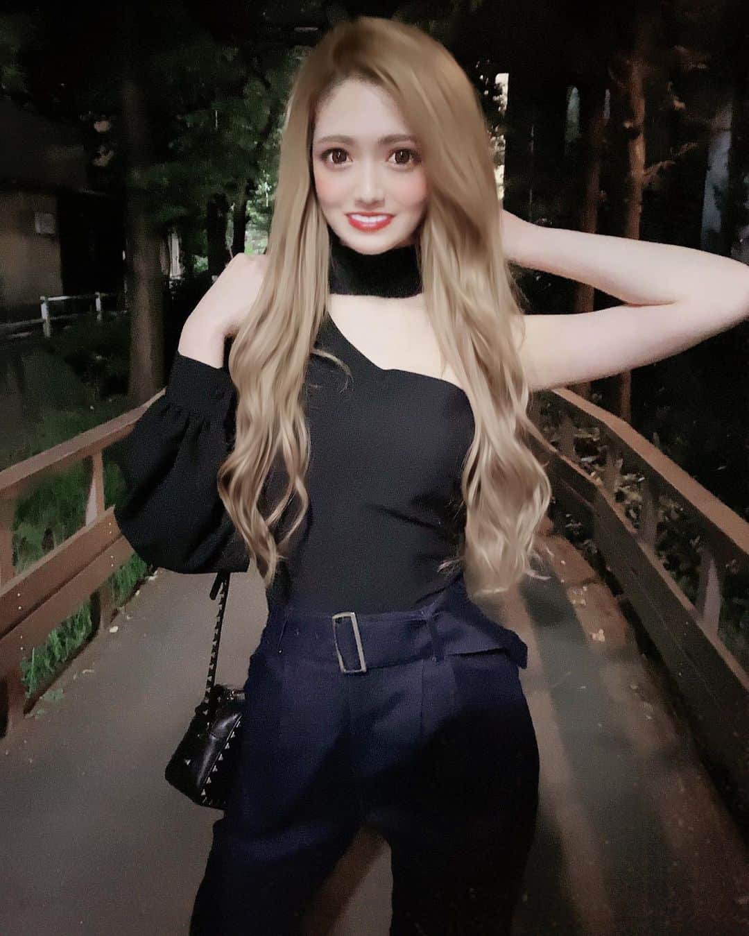 のインスタグラム：「， ， ， ， #emiriawiz のロンパースめっちゃ可愛いすぎてお気に入り💕💕 ベルトのおかげでお腹もキュッとして見えるし🙆‍♀️💕 ちょっと良いとこのごはん屋さんいくのにも、普段使いにも着やすい(๑>◡<๑)♪ ， ， #キャバクラ#キャバ嬢#歌舞伎#歌舞伎町#歌舞伎町キャバ嬢#鈴音りん#りん#LaVan#ラバン#フォーセンスグループ#らばん#新宿#shinjuku#脱ノンアル営業#emiriawiz」