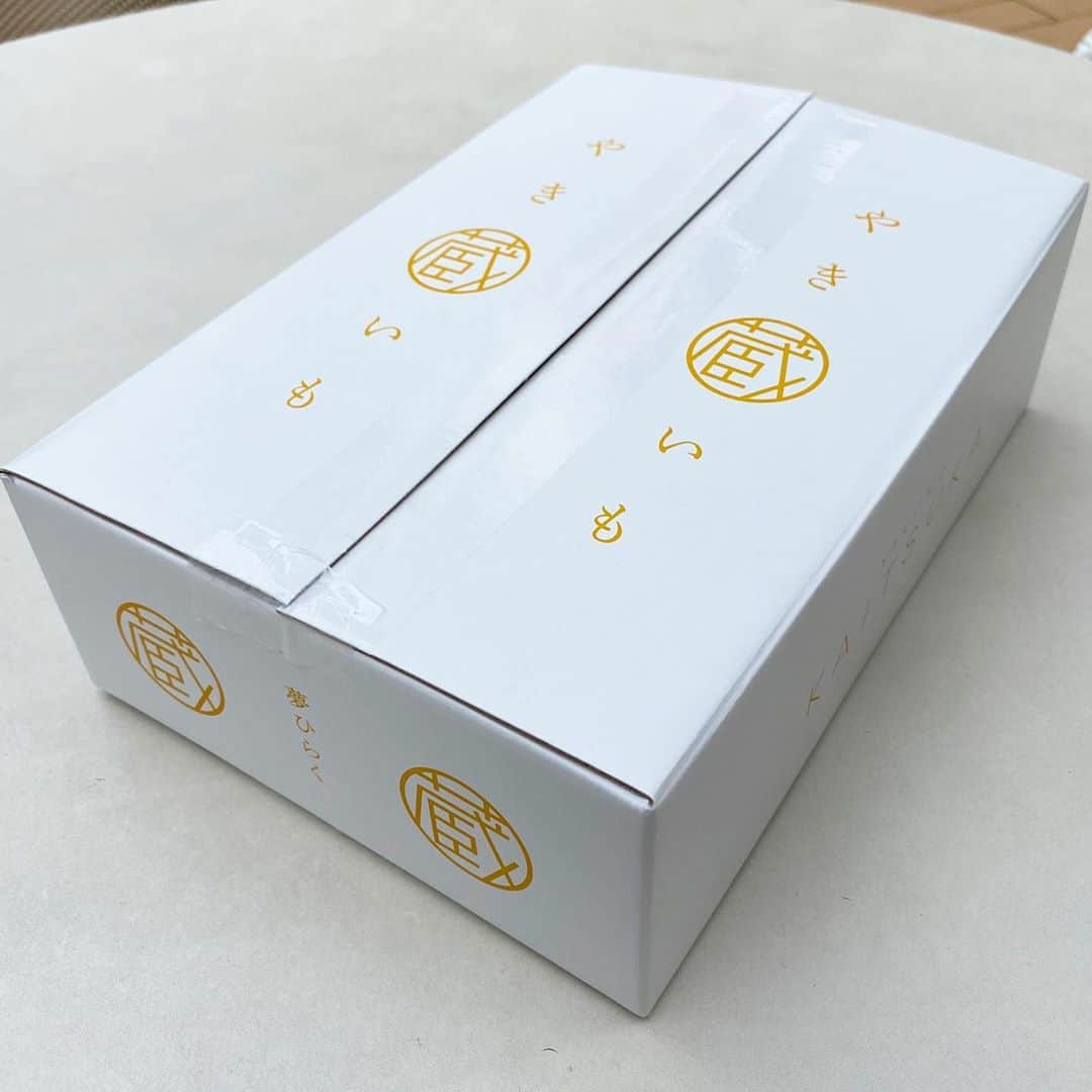 ゆうとグルメさんのインスタグラム写真 - (ゆうとグルメInstagram)「ㅤㅤㅤㅤㅤㅤㅤㅤㅤㅤㅤㅤㅤ 蔵出し焼き芋かいつかさん(@kuradashi.kaitsuka.official)の 「冷凍焼き芋 夢ひらく 1kg」1620円＋送料  ㅤㅤㅤㅤㅤㅤㅤㅤㅤㅤㅤㅤㅤ 蔵出し焼き芋かいつかは、茨城にあるさつまいも専門店🍠 ㅤㅤㅤㅤㅤㅤㅤㅤㅤㅤㅤㅤㅤ 希少なオリジナル品種「夢ひらく」の冷凍焼き芋詰め合わせが、10月24日まで、在庫のある間のみ数量限定でオンラインショップから購入できるようになっています！ ㅤㅤㅤㅤㅤㅤㅤㅤㅤㅤㅤㅤㅤ クール便でとどいた箱の中には、2袋に小分けされたおやつサイズの冷凍焼き芋が全部で8本！ 解凍した焼き芋を半分に割った断面は、綺麗な黄色でねっとりとろとろ、食べる前からその食感が伝わってきます🤤 ㅤㅤㅤㅤㅤㅤㅤㅤㅤㅤㅤㅤㅤ ひと口たべてみると、蜜たっぷりで何も味付けしていない焼き芋とは思えないほどめちゃめちゃ甘い！ 以前紹介したこのお店の「紅天使」という品種と比べると、よりなめらかな食感も特徴的でした！ ㅤㅤㅤㅤㅤㅤㅤㅤㅤㅤㅤㅤㅤ 解凍したものを冷たいまま食べるのが基本の食べ方だけど、半解凍のまま焼き芋アイスとして食べたり、トースターでパリッとなるまで焼くのもありみたいです！ ㅤㅤㅤㅤㅤㅤㅤㅤㅤㅤㅤㅤㅤ ちなみに送料は東京だと約900円、大阪だと約1100円、複数買っても送料は変わらないので、ここの焼き芋のおいしさを知っている人はまとめ買いをしたほうが絶対お得！ ㅤㅤㅤㅤㅤㅤㅤㅤㅤㅤㅤㅤㅤ 僕も何度かリピートして注文してるくらいここの焼き芋はどれもおいしいので自信をもっておすすめできます！ お芋好きな人にはぜひ一度食べてみてほしい！！🍠🍠 ㅤㅤㅤㅤㅤㅤㅤㅤㅤㅤㅤㅤㅤ #PR #焼き芋 #かいつか #夢ひらく #紅天使 #さつまいも #さつまいもスイーツ #お取り寄せグルメ」10月7日 18時00分 - yuuuuto38