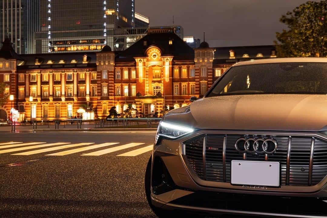 アウディ ジャパンさんのインスタグラム写真 - (アウディ ジャパンInstagram)「ついにデビューを果たした、新世代EV Audi e-tron Sportback。 日本の玄関口とも呼ばれる東京駅をスタートに、いよいよ全国を走り始めます。  #Audi #Audietron #etron #世界を前へ #Sportback #etronSportback #EV #アウディetron #Audijapan #アウディ #carwithoutlimits #carsofinstagram #Audiworld #Audigenic #車好きな人と繋がりたい #東京駅 #tokyostation」10月7日 18時00分 - audijapan