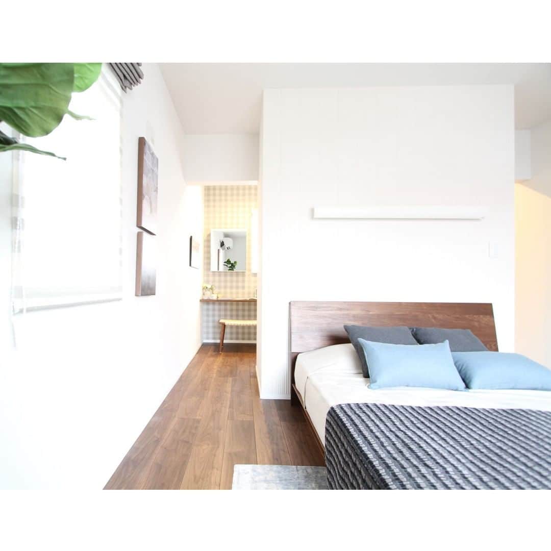 タマホーム株式会社さんのインスタグラム写真 - (タマホーム株式会社Instagram)「ゆとりあるスペースでくつろぎの寝室。明るい光が入る心地よい空間で寛ぎの時間をお届けします。 ‐ 　‐ ‐ ---お知らせ--- ＼２０００億円フェア開催！！／ 全国のタマホーム展示場で１０月１０日（土）・１１日（日）に一斉開催。 最新の住宅トレンドや設備、住宅ローンをはじめとした資金計画、間取り相談など家づくりに関する事ならどんな事でも無料でご相談いただけます。 予約来場でQUOカード５０００円分を進呈。※進呈条件がございます。 フェアについての詳細は公式HPをご覧ください。 https://customer.tamahome.jp/reservation_ig/ -   -  -  #寝室 #寝室インテリア #寝室スタイリング #bedroomdecor #システム収納 #ウォークインクローゼット  #モデルハウス #モデルハウス見学 #施工事例 #タマホーム #注文住宅 #自由設計 #新築戸建て #おうち #housedesigns #homedecor #マイホーム計画 #楽しい家づくり #住宅デザイン #住まいづくり #上質な暮らし #間取りアイデア #新築計画」10月7日 18時00分 - tamahome_official