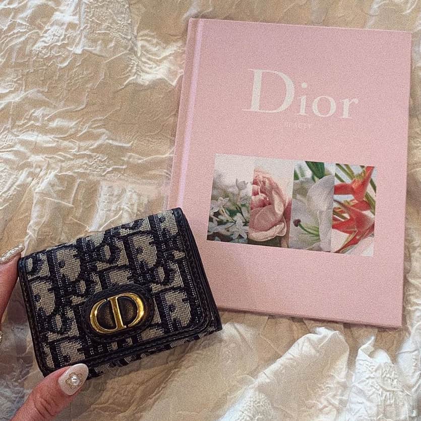 MERYさんのインスタグラム写真 - (MERYInstagram)「.⁣ 「CD」シグネチャーが印象的な『Dior』のミニ財布が使いやすくて可愛い！⁣ .⁣ こちらは『Dior（ディオール） @dior』の「30 MONTAIGNE コンパクト ウォレット」。⁣ ジャカード生地で仕立てていて高級感のあるデザインになっています。⁣ お札もコインもカードも収納できるのにコンパクトなサイズ感なのがポイントですよ◎⁣ .⁣ MERYでは他にも「かわいい」に近づくさまざまな情報を発信しています。⁣ @mery.beauty コスメ・美容に特化した情報をお届け♡⁣ @mery_spot 話題のカフェやお出かけスポットをご紹介！⁣ @_meryshop_  MERYセレクトの可愛いアイテムがたくさん⁣ こちらもぜひチェックしてみてください！⁣ .⁣ .⁣ photo by @hikonyan0909⁣ .⁣ #MERY #regram #instagram #instafashion #fashion #ootd #coordinate #dior #wallet #데일리룩 #옷스타그램 #오오티디 #코디 #패션 #패션피플 #ディオール #財布 #ミニ財布 #ディオール財布 #ウォレット #ミニウォレット #コーデ #コーディネート #ファッション #今日のコーデ #今日の服 #お洒落 #お洒落さんと繋がりたい #MERY女子 #メリー」10月7日 18時01分 - mery.jp
