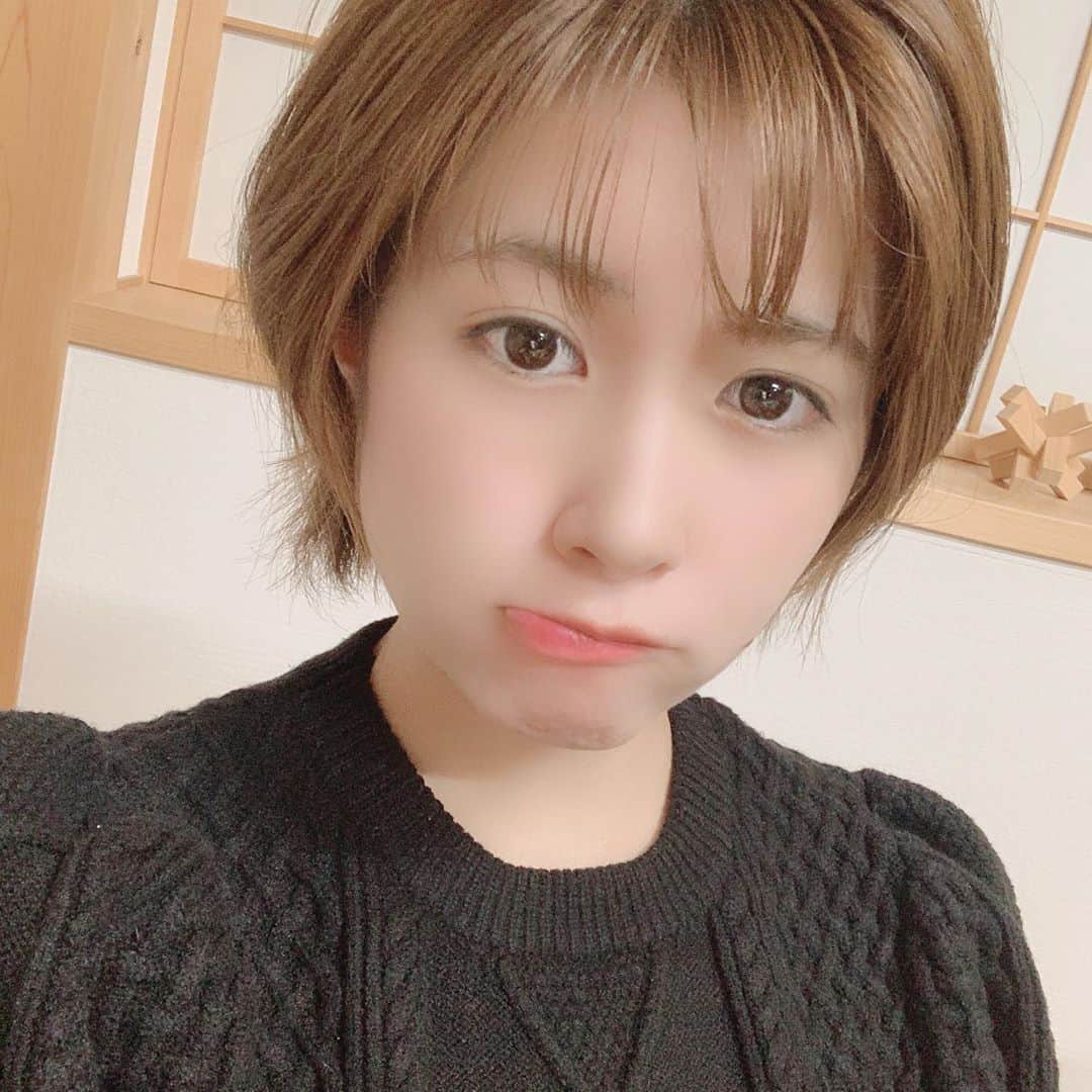 長谷川怜華さんのインスタグラム写真 - (長谷川怜華Instagram)「.. ..  美容院どこが良いかな✂︎💇‍♀️ そろそろぷりんになってきた！  アッシュとかグレージュ系の カラー得意でショートカット専門  みたいなとこ笑笑  #新潟　#新潟美容院 #新潟サロン　#新潟美容室  .. ..」10月7日 18時02分 - hasegawa_reika