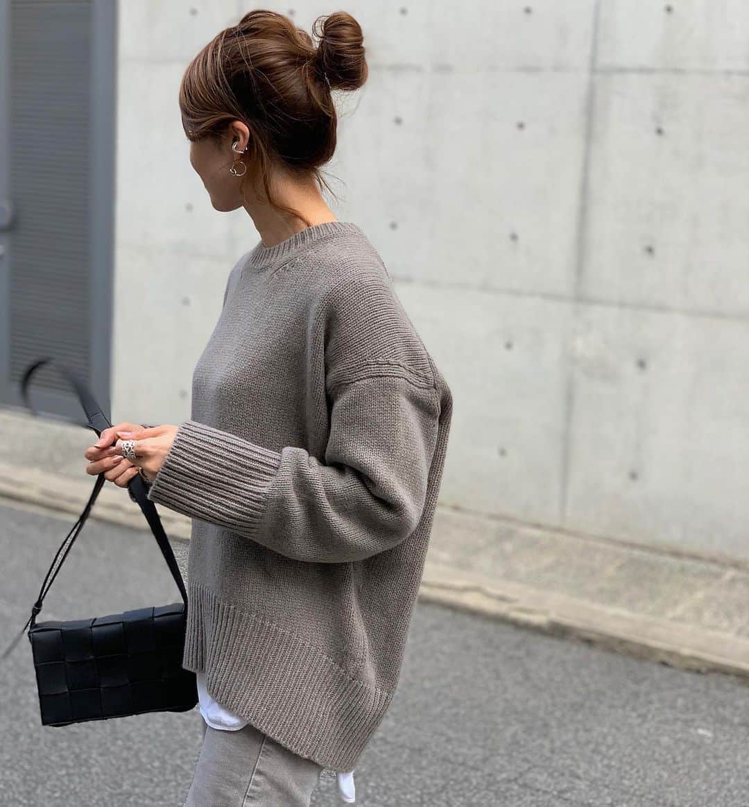 kazumint20さんのインスタグラム写真 - (kazumint20Instagram)「. #冬支度　. . Vネックを予約したら クルーネックのグレージュみたいな この色味も気になってしまった🙈🐘. . やっぱりタッポリがよくてMサイズ。 . . #galerievie  #ギャルリーヴィー  . .」10月7日 18時12分 - kazumint20