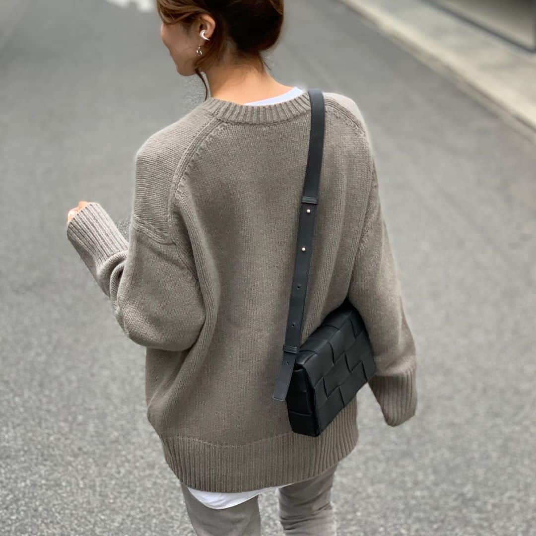 kazumint20さんのインスタグラム写真 - (kazumint20Instagram)「. #冬支度　. . Vネックを予約したら クルーネックのグレージュみたいな この色味も気になってしまった🙈🐘. . やっぱりタッポリがよくてMサイズ。 . . #galerievie  #ギャルリーヴィー  . .」10月7日 18時12分 - kazumint20