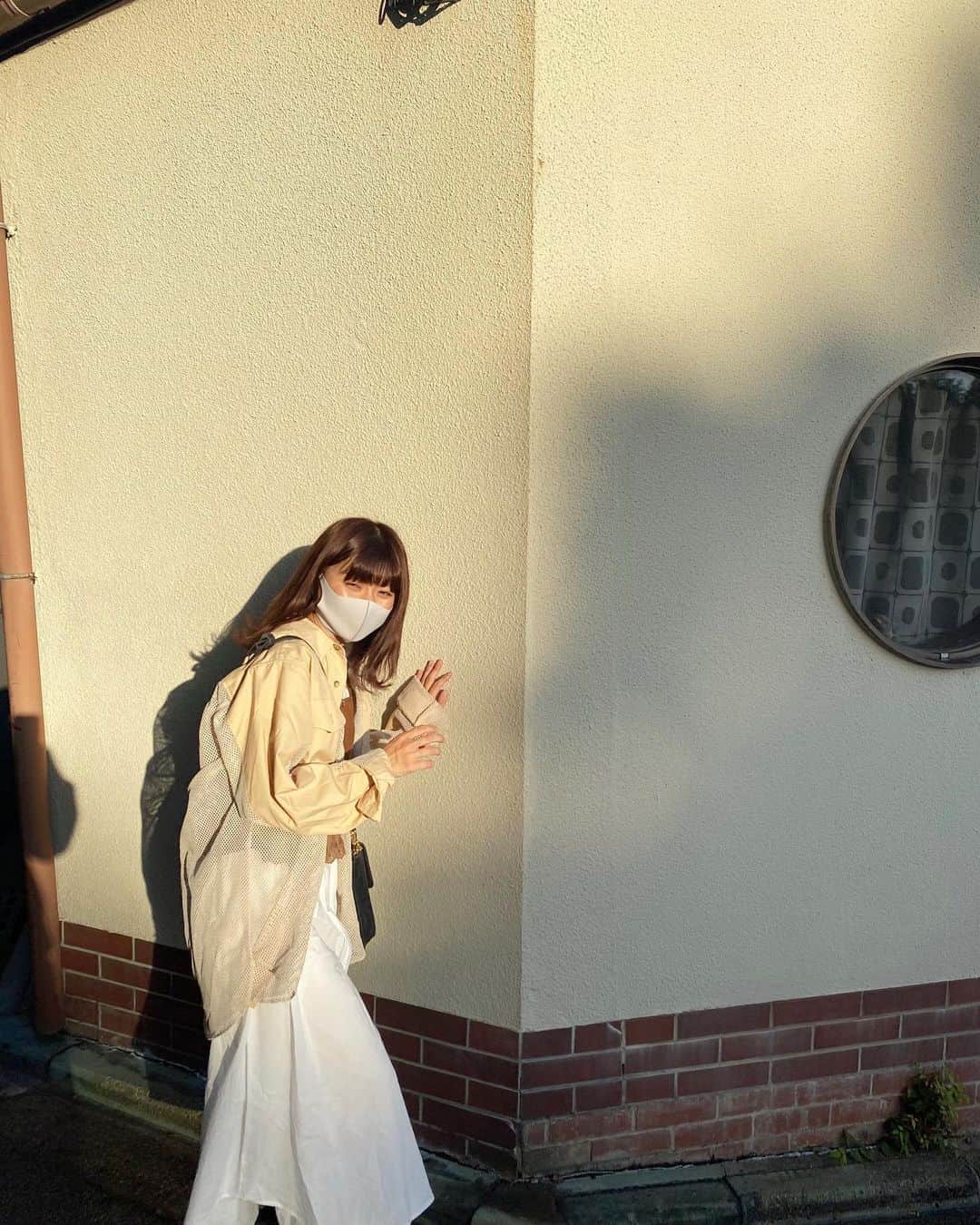 谷口萌衣子のインスタグラム：「西日強め〜っ 急に寒すぎて何着たらいいかわからんですね 大学構内でもお洒落な人いないか目を光らせております、谷口です  #150cmコーデ #古着 #重ね着 #ミスキャンパス立命館」