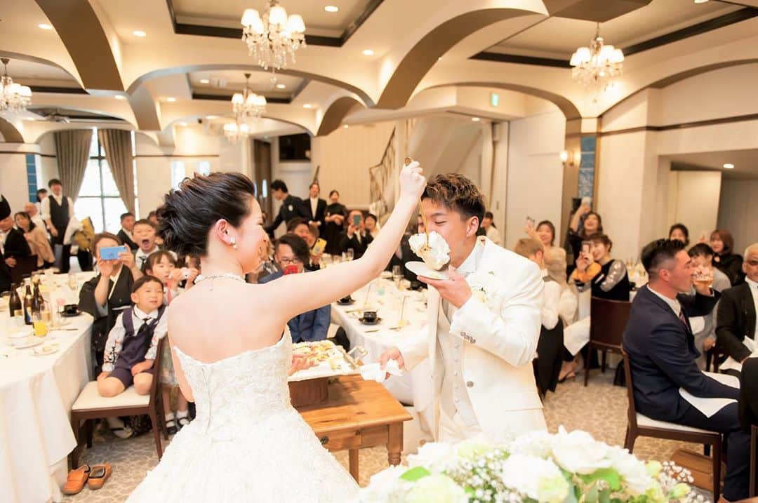 スマ婚/オフィシャルアカウントのインスタグラム：「* #ファーストバイト のワンシーン🍰🥄 ゲストの皆さまの反応までバッチリ写るように ぜひ高砂のうしろから撮影してみてください📸✨  結婚式中に撮影したいショットは 事前にプランナーに確認してから #撮影指示書 を作っておくと安心です😉💕  －－－－－－－－－－－－－－－－－－ ＼#スマ婚レポ 紹介中📢／ スマ婚でご結婚式を挙げられた新郎新婦さまの ご結婚式当日の雰囲気やブーケ・ケーキといった ウェディングアイテムを#スマ婚レポ として ご紹介してまいります📋 これまでのスマ婚レポ は @smakon_official よりご覧ください🕊 －－－－－－－－－－－－－－－－－－  #スマ婚 #結婚式 #プレ花嫁 #式場探し #式場迷子 #ブライダル #プレ花嫁準備 #結婚式準備 #披露宴演出 #結婚式場選び #プレ花嫁さんと繋がりたい #全国の花嫁さんと繋がりたい #2020春婚 #2020夏婚 #2020秋婚 #2020冬婚 #関東花嫁 #東海花嫁 #関西花嫁 #スマ婚花嫁 #スマ婚レポ #卒花嫁レポ #結婚式準備レポ #卒花レポ #ウェディング #ケーキ入刀 #結婚式演出 #ビッグスプーン」