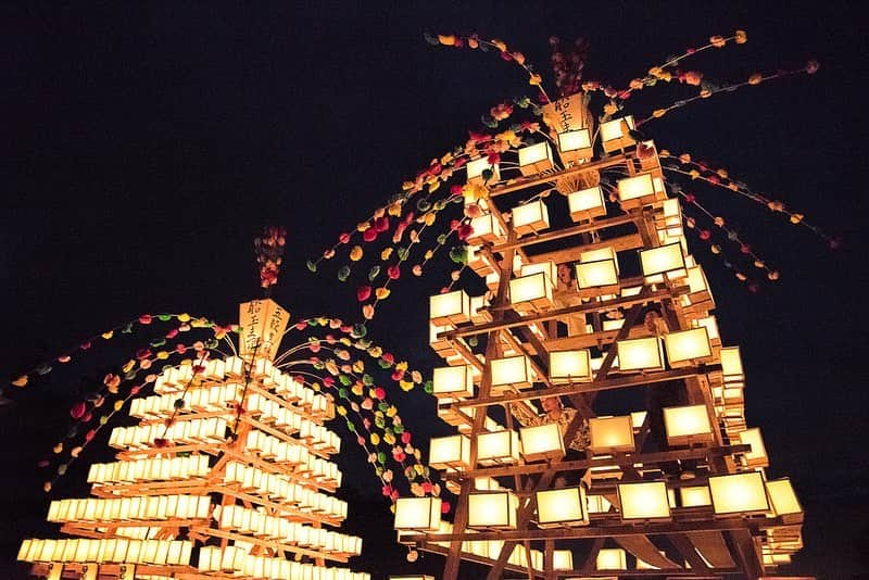 さいたまつりさんのインスタグラム写真 - (さいたまつりInstagram)「【🏮埼玉の祭りハイライト🏮 〜「長瀞船玉まつり」〜】﻿ 「長瀞船玉まつり」は、景勝地・長瀞で行われる夏のお祭り！﻿ 　﻿ 約1,000基の灯篭が荒川へ流され、川面に映る灯篭流しの灯かり、勇壮な万灯船（まんとうせん）、夜空を彩る花火のコラボレーションは、息を飲むような美しい光景です🎆﻿ 　﻿ ===﻿ 1枚目、2枚目の写真は、提灯をつけた船・万灯船の様子。昼と夜で雰囲気がガラッと変わります！﻿ 　﻿ 3枚目は子どもたちが秩父屋台囃子を演奏する様子。迫力のある演奏で、会場が一気にお祭りモードに！﻿ 　﻿ 4枚目は長瀞船玉まつり名物のナイアガラ花火の様子。対岸に光の滝が出現し、万灯船のバックが光に包まれる、この祭り一番の見どころです✨﻿ ===﻿ 　﻿ 灯篭や花火の美しさと迫力を同時に楽しめる「長瀞船玉まつり」を来年は楽しみたいですね！﻿ 　﻿ ＊＊＊﻿ 　﻿ 2020年度の「長瀞船玉まつり」は、新型コロナウイルス感染拡大防止のため中止となりました。﻿ 公式サイト　https://www.saitamatsuri.jp/matsuri/funatama/﻿ さいたまつりページ　https://www.nagatoro.gr.jp/funatama2019/﻿ #長瀞船玉まつり #さいたまつり #埼玉 #saitama #saitamatsuri #japan #祭 #matsuri #festival」10月7日 18時09分 - saitamatsuri