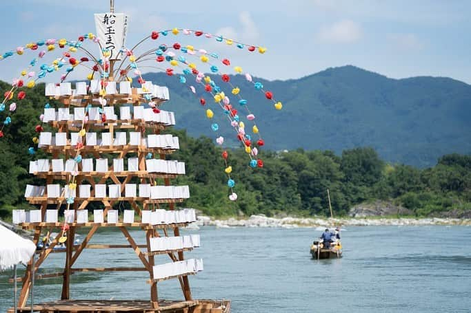 さいたまつりのインスタグラム：「【🏮埼玉の祭りハイライト🏮 〜「長瀞船玉まつり」〜】﻿ 「長瀞船玉まつり」は、景勝地・長瀞で行われる夏のお祭り！﻿ 　﻿ 約1,000基の灯篭が荒川へ流され、川面に映る灯篭流しの灯かり、勇壮な万灯船（まんとうせん）、夜空を彩る花火のコラボレーションは、息を飲むような美しい光景です🎆﻿ 　﻿ ===﻿ 1枚目、2枚目の写真は、提灯をつけた船・万灯船の様子。昼と夜で雰囲気がガラッと変わります！﻿ 　﻿ 3枚目は子どもたちが秩父屋台囃子を演奏する様子。迫力のある演奏で、会場が一気にお祭りモードに！﻿ 　﻿ 4枚目は長瀞船玉まつり名物のナイアガラ花火の様子。対岸に光の滝が出現し、万灯船のバックが光に包まれる、この祭り一番の見どころです✨﻿ ===﻿ 　﻿ 灯篭や花火の美しさと迫力を同時に楽しめる「長瀞船玉まつり」を来年は楽しみたいですね！﻿ 　﻿ ＊＊＊﻿ 　﻿ 2020年度の「長瀞船玉まつり」は、新型コロナウイルス感染拡大防止のため中止となりました。﻿ 公式サイト　https://www.saitamatsuri.jp/matsuri/funatama/﻿ さいたまつりページ　https://www.nagatoro.gr.jp/funatama2019/﻿ #長瀞船玉まつり #さいたまつり #埼玉 #saitama #saitamatsuri #japan #祭 #matsuri #festival」