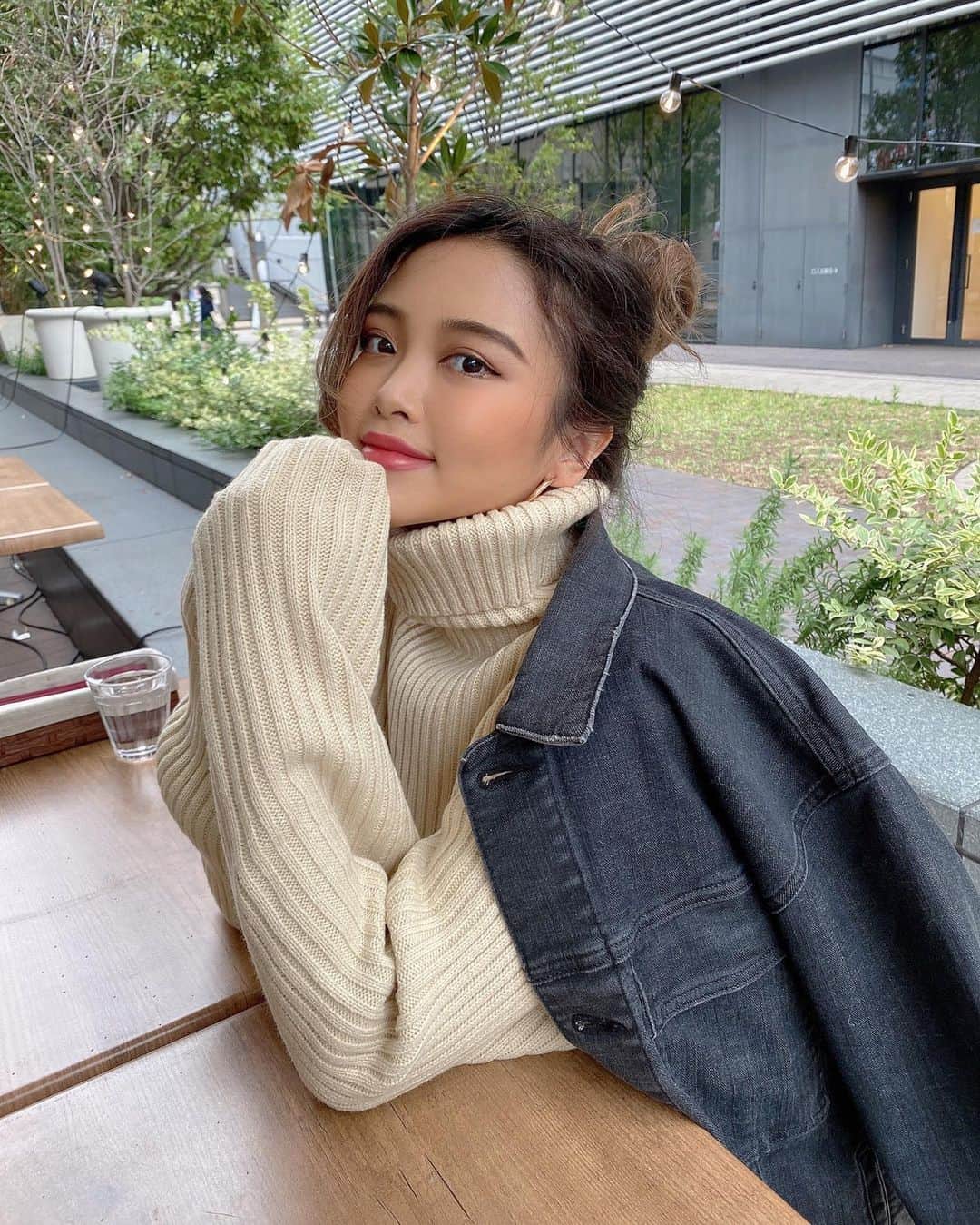 Yumaikaのインスタグラム：「ニットワンピースにGジャンで さすがに日中は　ちょっとまだ暑かった🥵🍴  出番は、まだ先のようですね〜🌰  うぶげの散らかり具合はスルーでお願いします♡  denimは発売中でワンピースは来週発売予定です🌞 #helioslivin'   ぷんにー🤰🏻さんにも最高のワンピなのだ👌🏾」