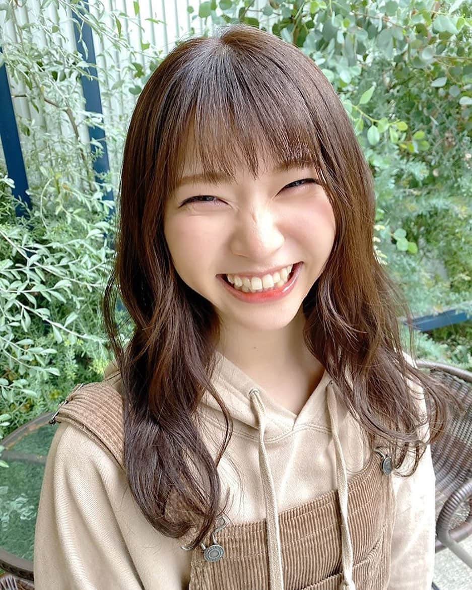 横道侑里のインスタグラム：「@keita0203 さんのとこへ行ってきました！ トリートメントのおかげか、 ブローしただけで すとんってサラサラな髪になってて自分の髪じゃないみたいで嬉しかった☺️  プリンやっと脱出できて嬉しかった。 いい色😊 ありがとうございました！  あとどこからともなくいい香りずっとしてて 匂いフェチにはたまらん美容室でした♡︎ʾʾ ヘアミストとか香水も用意されてたの素敵」