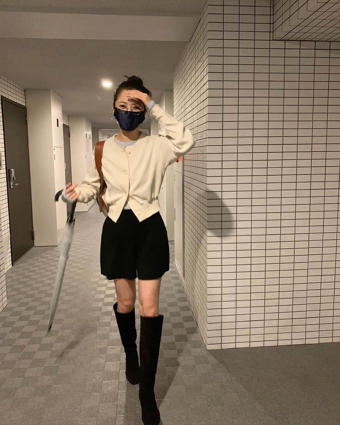 のインスタグラム：「『傘の巻き方で性格わかるよね〜』 って言いながらいつもより丁寧に丁寧にキレイに巻くワタシの性格は…😂🤣🤫  #ootd #tops #framework  #cardigan #oshimarei  #pants #tan #shoes #diana  #bag #vasic  #glasses #vintage #hiltonclassic」