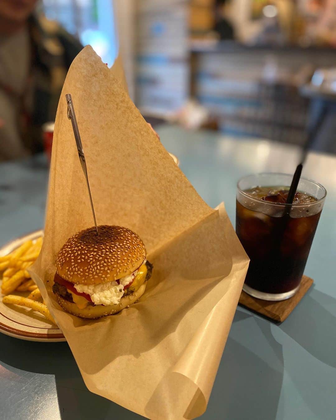 tetsuya togashiさんのインスタグラム写真 - (tetsuya togashiInstagram)「★★★★ 山形帰ってきてから、 夜飲み歩くだけで、 ご飯食べに行ったり、 カフェでまったりする事なかったから、 今月はたくさん行けたらいいな。 ‍ #fledgedburger ‍ 美味しくて秒で食べ終わりましたとさ♡ ‍ #山形 #yamagata #dayoff #休日 #ファインダー越しの私の世界 #ハンバーガー #humberger #おいしいもの好きな人と繋がりたい #chillout」10月7日 18時29分 - toga_agot