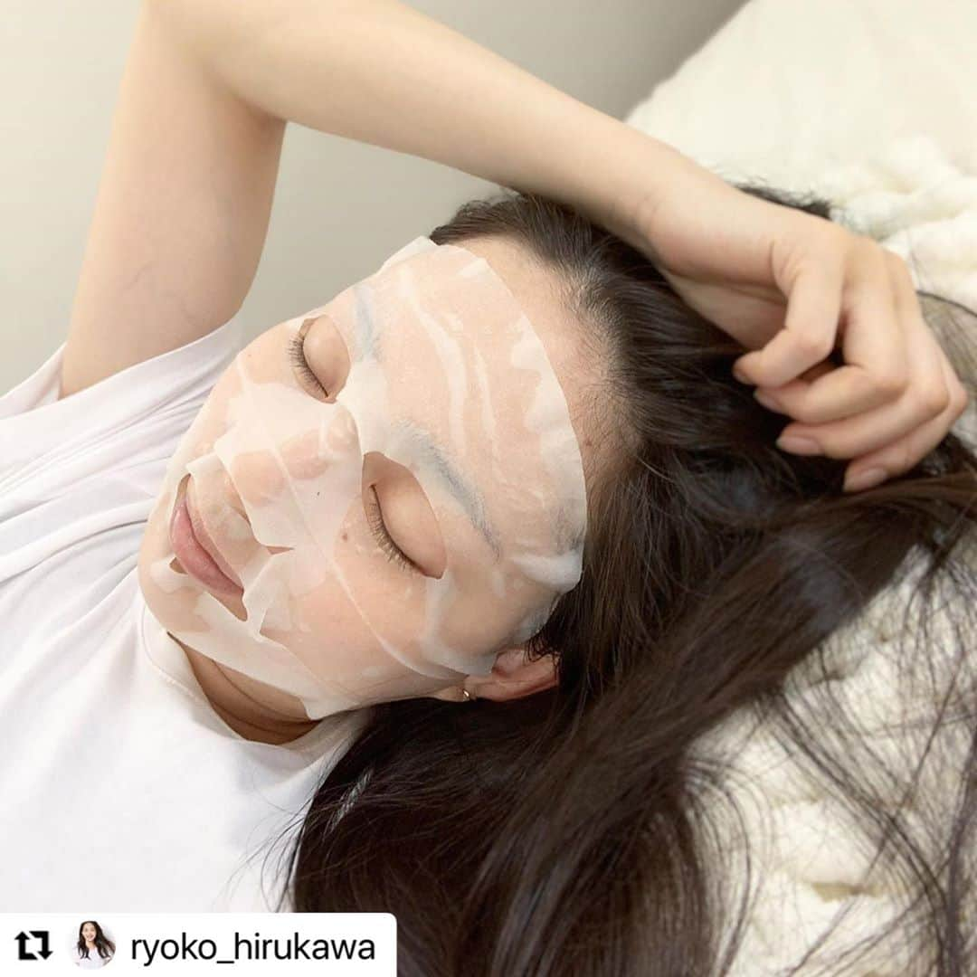 HANA ORGANICさんのインスタグラム写真 - (HANA ORGANICInstagram)「秋の夜長の、ちょっとした空き時間に。  たっぷりのダマスクローズに浸って、秋のゆらぎ肌をリセットしませんか。🌙  #hanaorganic #HANAオーガニック　 #ムーンナイトコンセントレイトマスク #ホリスティックケア　 #スキンケア  #オーガニックコスメ  #ダマスクローズ　 #常在菌　#育菌美容　   #Repost @ryoko_hirukawa  ・・・ 洗濯機回してる間のくつろぎタイム🤍 ⠀ @hana_organic のマスクは香りまで良くてものすごくリラックスできる🌿 ダマスクローズがたっぷり使われているから家事の合間なのに優雅な気分🌹 ⠀ このマスク ほんとは夜用なのだけど、夜は主人とおしゃべりしたり マッサージしあったりしているうちに あっという間に寝ないとならない時間になってしまうので、朝の時間がある時に🤍 ⠀ 一日中艶々の肌が続いて、鏡や窓や冷蔵庫に映るたびに肌がキランと光ると嬉しくなって なんだかやる気も湧いてくるから、一石十鳥くらいの効果を感じています🕊 ⠀ 産後のご褒美にしようと思って 入院バッグに真っ先に詰めたのもこのマスク(贅沢に5枚も)。笑 ⠀ ちなみに 私、シートマスクが生え際に届いたためしがないんですが、どうやら我が子も しっかりその遺伝子を受継いだ模様。 4枚目の写真は、妊娠3ヵ月の まだお肉がつく前のほぼ骨だけの頃のエコー写真なんですが、おでこが自分と同じ形しているなんて愛おしい🥺 ⠀ 生え際まで覆うことのできない人生を あなたにも…👶🏻笑 ⠀  #シートマスク #マスク #hanaorganic #スキンケア #マタニティライフ #エコー写真.」10月7日 18時29分 - hana_organic