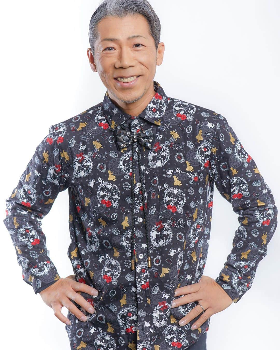 火口秀幸のインスタグラム：「皆様 沢山　沢山のメッセージありがとうございます。 御破産では　誤算か、5、3、 53歳でございます。  この様な事を言っている時点で オッサンです 何故、オッサンが駄洒落を言うか、 若い頃はわかりませんでしたが、 残念ながら、言う様になった 自分が居る事は　大変　ショックです。  しかしながら、お陰様で　今でも元気に 踊れておりまして、これといって身体も 不調なところはなく、丈夫な身体に生んでくれた 両親に感謝して、 嫌いな人も居るとは思いますが、（笑） 変わらなく繋がっているお友達、仲間、 皆さんのお言葉に　癒されながら 有り難く迎えられた53歳です。  どこまで生きられ、どこまで何が出来る？ こればっかりは　誰にもわかりませんが、  人事を尽くして天命を待つ 天寿を全うする事と、考え 悩んでいても仕方がないので 今を楽しんで 思いっきり　人生を謳歌したいと思います。 家族に感謝です。 皆さんに感謝です 先祖に　先人に　神様に感謝です。  皆々様 ありがとうございます🙇‍♂️😊🙇‍♂️」