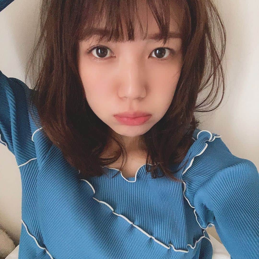 のインスタグラム：「🥱 . お昼寝起き . 寝癖で投稿するもんじゃないけど グレージュカラーにしてもらって 前髪切った〜✌️ 巻かなくてもスタイリング剤だけで それっぽくなる絶妙な長さが良き…！ . 必要なときに必要な言葉を投げてくれる わたしのパワースポット一枝さんスタイル🌿 . いつもありがとうございます☺️ . . 眠たいときに眠れるしあわせ、、 . #前髪カット#ヘアスタイル#天神美容室#寝起き#kntohayokozawa」