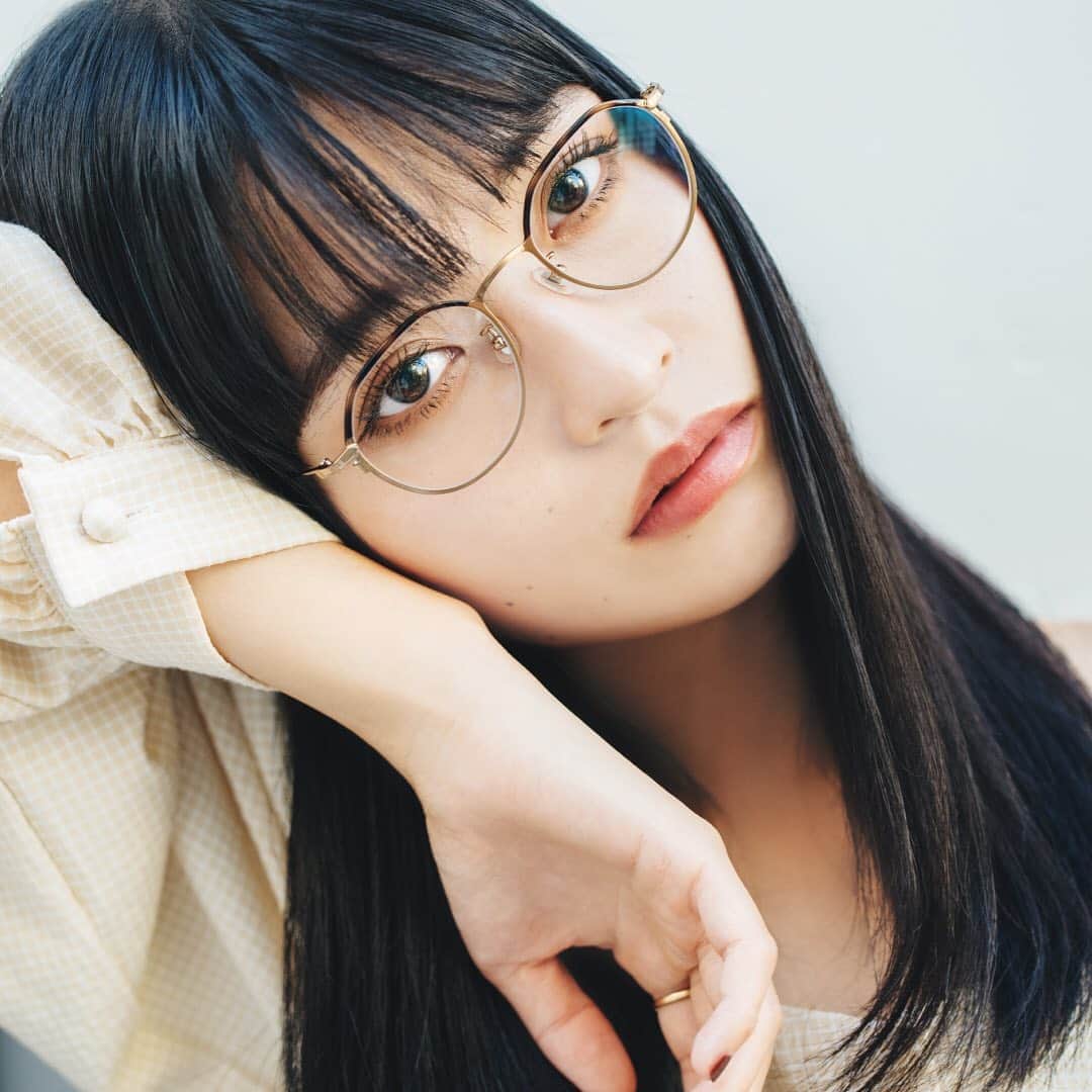 Zoff Officialのインスタグラム：「《カジュアルな色気のある目元》 スタイリッシュなクラウンパントフレームの奥から覗くボリュームのあるまつ毛が印象的な大人の目元に。メガネスタイルの時はアイメイクを抑えめにする人も多いけど、逆に盛ってみると新しい自分に出会えるかも。  Zoff PEANUTS COLLECTION ZO202007_56E1 ¥11,000(税込) 「© 2020 Peanuts Worldwide LLC」  model @as_sakana.dot  ※店舗により在庫数が異なります。予めご了承ください。  #zoff #ゾフ #Zoff女子 #ゾフ女子 #メガネ #メガネ女子 #アイメイク #まつ毛メイク #マスカラ #コーデ #今日のコーデ #秋ファッション #カジュアル #カジュアルコーデ #ファッション #ファッションコーデ #スヌーピー #ピーナッツ  #snoopy  #peanuts」