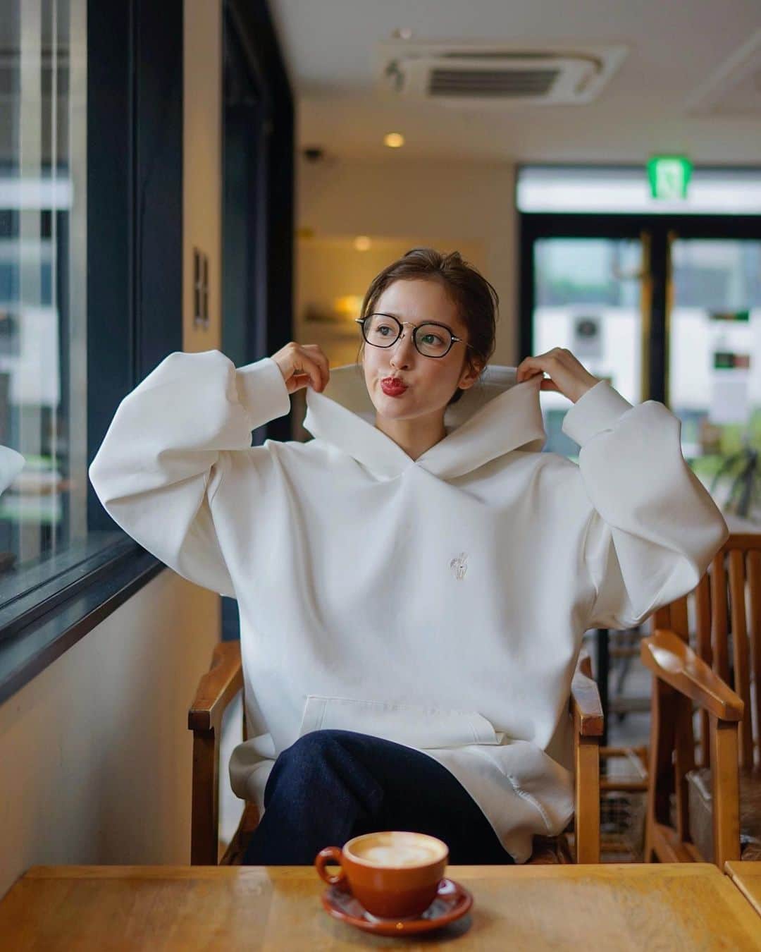 fukishaljのインスタグラム：「Cozy style 🧸💕  動物チャリティー 第二弾が発売されることになりました🙏🏻❤️  ひとつめは 男女兼用パーカーで マスク必須のご時世なので 「あ、マスク忘れた！」って時などに登場できるよう、フードに取り外し可能なマスクをつけました😊(最後の写真)  今回も売り上げ金の一部を動物たちに寄付させていただきます。詳細は　( @chanchang_official のアカウントにて。)  このお洋服を着て 救える命が増えたら 殺処分されたりする子がいること お家を探しているこたちがいること ペットショップに行く前に そういったことを知らなかった人も 手に取ってもらって 保護犬や保護猫などという選択肢も あるんだなって知ってもらえる機会が増えたらうれしいなと思っています。  胸元には私が描いたレモンの後ろ姿をつけました😊  10/14発売予定なのでチェックしてみてください🍋✨」
