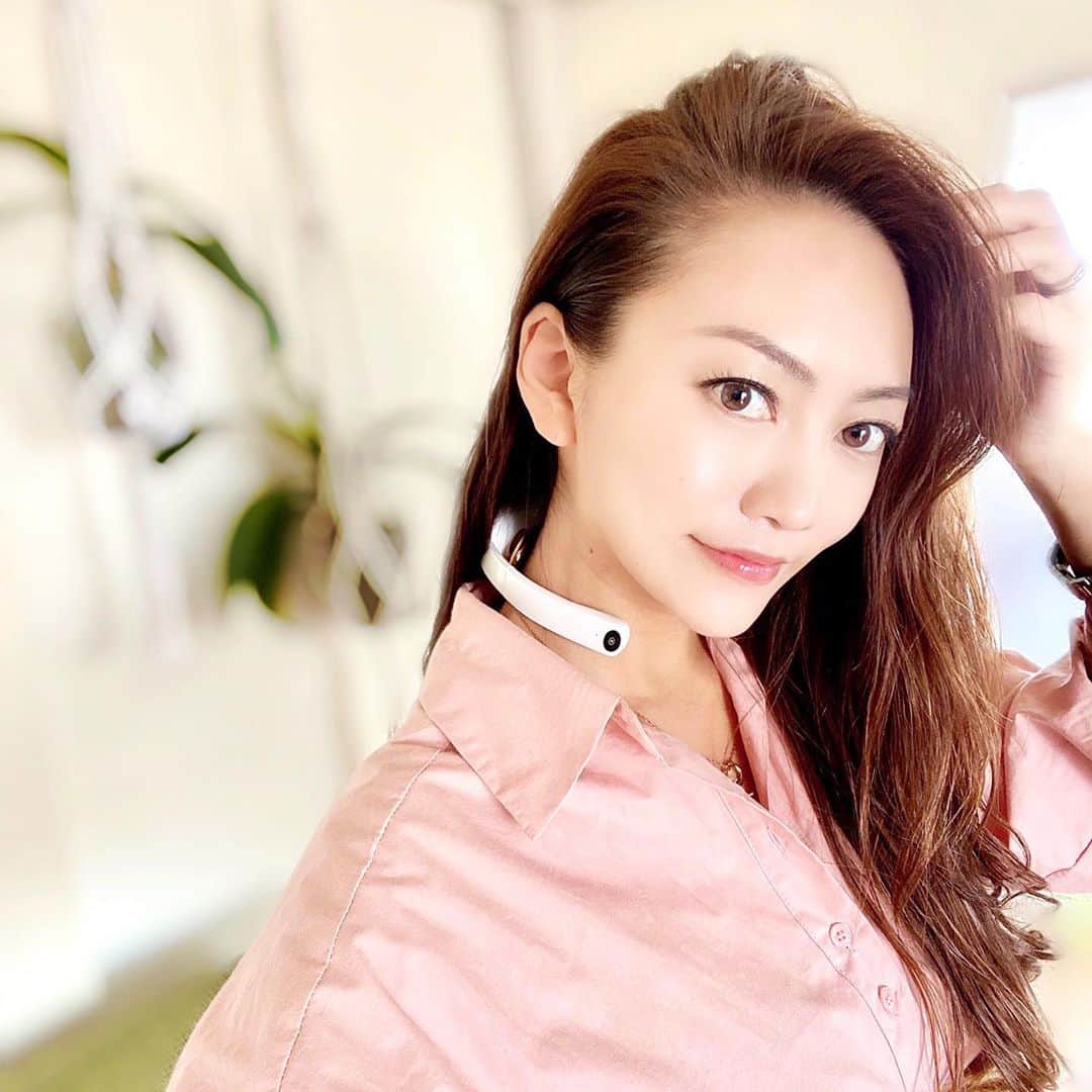 のインスタグラム：「これ何かわかるかな？？？ 温熱EMS搭載の @wavewave.wavewave のヒートネックだよ🤪 まるで湯船につかってるかのような🛁 ほんわりとした温熱効果が こり固まった筋肉をほぐしてくれて心地よいの😍 15段階の強弱があるから時と場合に分けて 仕事中は真ん中くらい💻夜は強めに設定してるよ🌙 １回の充電で１週間くらい持つのも良き🙌 折りたためるから持ち運びにも便利なのも良き👍 デザインがお洒落なのも良き👌 とにかく良きがたくさんなヒートネック ４色あるから好きなカラーをどうぞ😍😍😍 ✾ #pr #____wavewave #ヒートネック #温熱療法 #肩こり #肩こり解消  #東京 #tokyo #港区 #高身長女子 #model #モデル #influencer #インフルエンサー #instagramer #インスタグラマー #ambassador #アンバサダー #フリーモデル #ポートレートモデル #カメラマンさんと繋がりたい #ポトレ #ポトレのセカイ #ビジョラダ #美女jp #ビジョフォ #ビジョナビ」