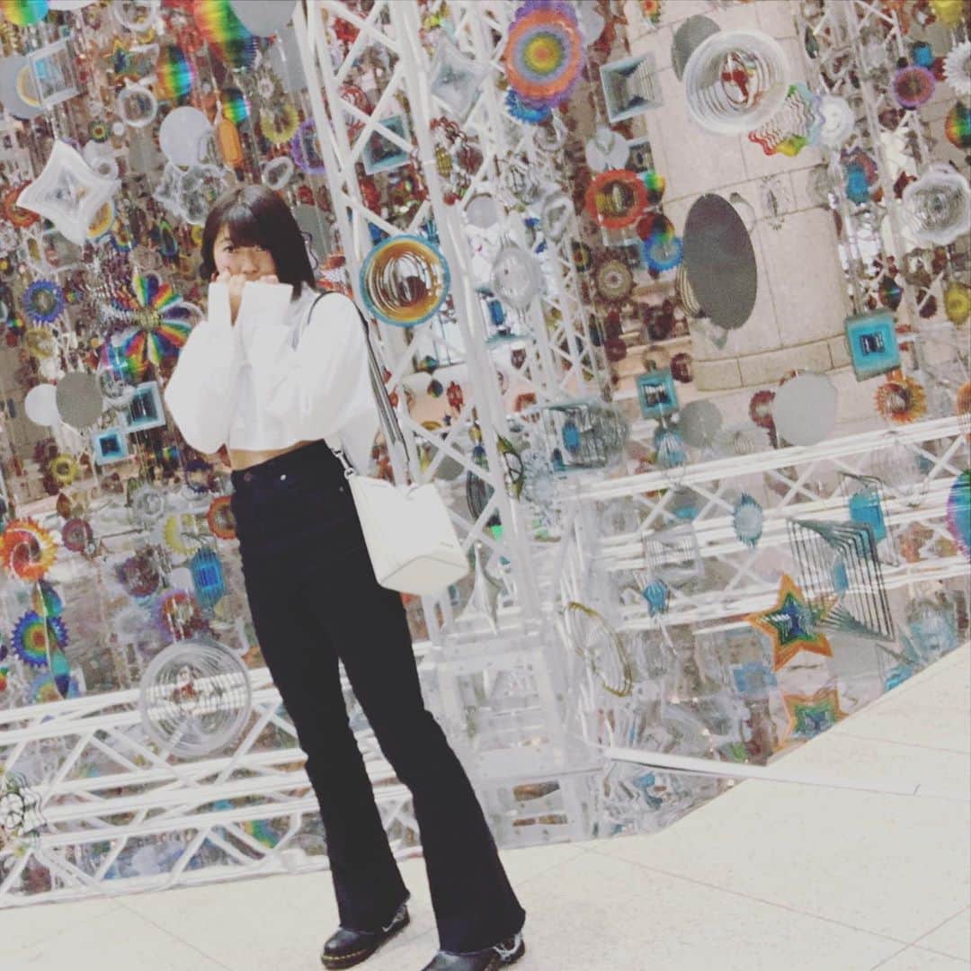 のインスタグラム：「. 脚長効果最大限 #コーデ#おでかけコーデ #トリエンナーレ2020 #横浜トリエンナーレ #ハイウエストデニム #フレアパンツ」