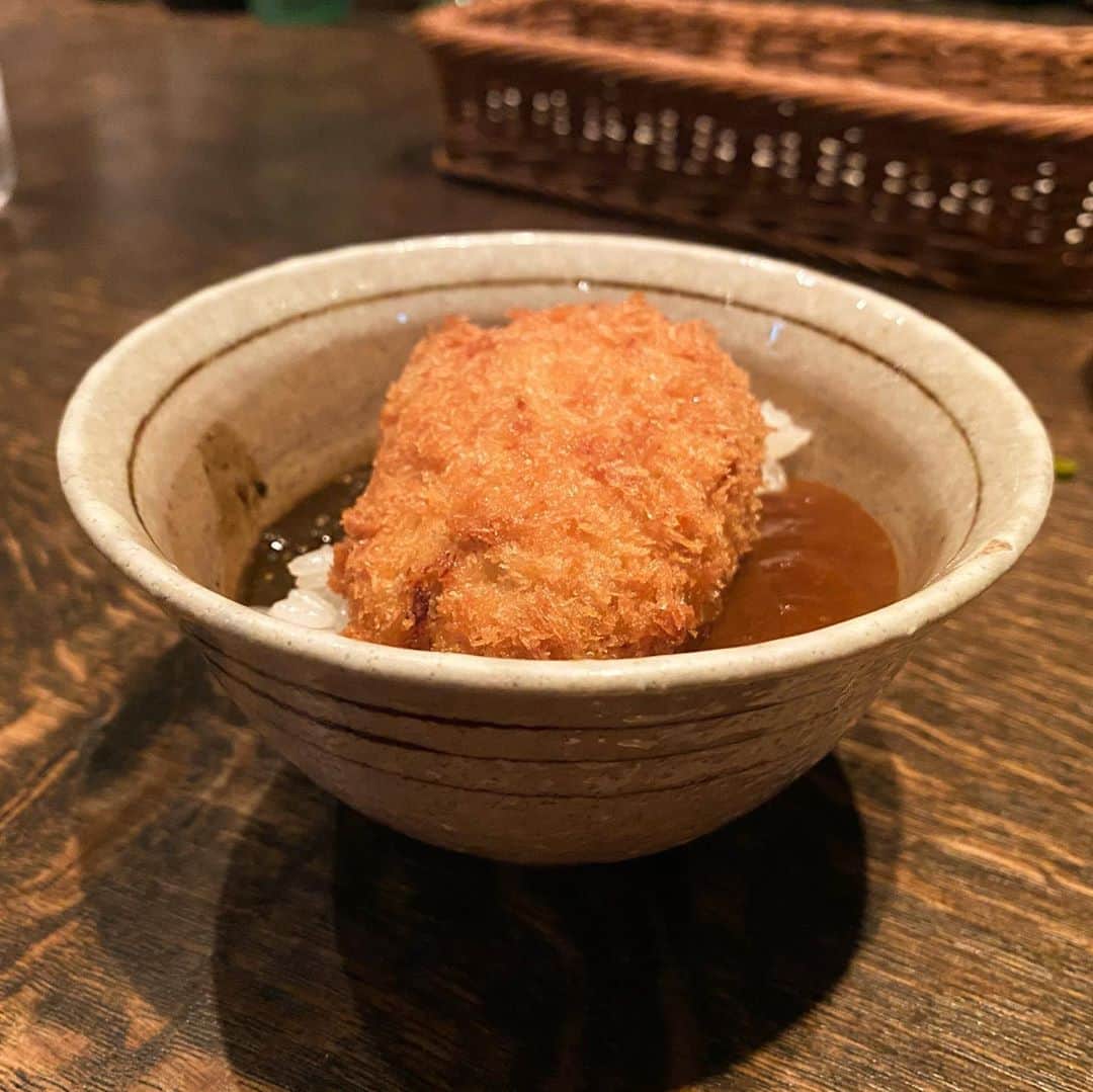 東京外食女さんのインスタグラム写真 - (東京外食女Instagram)「#水楢佳寿久  #六本木 . . . 「ムード？何それ食べれるの？」 状態だった小娘な私。 . . 昔は2軒目にBARへ行くのが 18歳から2年間バーテンダーしてたくせに まったく理由がわからなかった。 . . 少し大人なのか、 あと一件という時に BARっていいよなと思う。 . . . そんなケツの青かった自分へ 自虐を込めて 若梅のカクテルをチョイス。 . . うーん！甘酸っぱくて さっぱり！ . . . 水楢佳寿久(ミズナラカスク)は 言わずと知れた六本木の 大人のたまり場ですよね。 . . 春はカウンターに 満開の桜。 . . 冬は木のインテリアが どことなく温かな雰囲気で ほっとする。 . . 季節のフルーツを使った オリジナルカクテルで、 どんなに同伴者が微妙でも テンション上がること間違いなし。 . . . 絶対や団体の場合は 個室利用がおすすめ。 . 昭和から平成の 懐かしいヒットチャートが流れて 今の30代前後の人には エモーショナルな時となるでしょう。 . . . カニーライスと カレーライスのあいがけは 小盛りを2人で分けて この量。ちょうどいい。 . . トッピングの揚げ物も最高なので どんどん乗せるべし。 . . . 久々にきたらお通しが 山椒と唐辛子が効いた 豆になっていた。 . これがあまりに美味しい！！ . 販売して欲しいと懇願したら また仕入れておきますねと。 . . これは世紀の大ヒットレベルの 酒のあてになる！！！ . . . 一緒に行った仕事仲間が マスカットカクテル飲んでいたけど あれは反則だね。 美味し過ぎる。 . . 流石にフルーツカクテル 2連発はまずいかと思い (ｽﾃﾞﾆﾃｵｸﾚﾉｸｾﾆ)　 バーテンダーが本気で作った 梅干しサワーを追加オーダーした。 . . . 梅干しが大きくて美味しくて、 梅干しサワーを飲んでいるのに 白米がほしくなるという事故。 . . もちろん白米はオーダーせず 大人しく帰りました。 . . 麻布十番はropp、 六本木は水楢佳寿久が BARデートにはいいでしょう！ . . . #ミズナラカスク #六本木bar #港区bar #デートにオススメ  #2軒目 #港区女子  #若桃 #梅干しサワー #japanbar #roppongibar #食べるの好きな人と繋がりたい  #グルメ好きな人と繋がりたい  #グルメ #六本木グルメ #東京グルメ #たのしかった  #東京外食女 #いい店員さんがいるお店」10月7日 18時36分 - himeno_0729