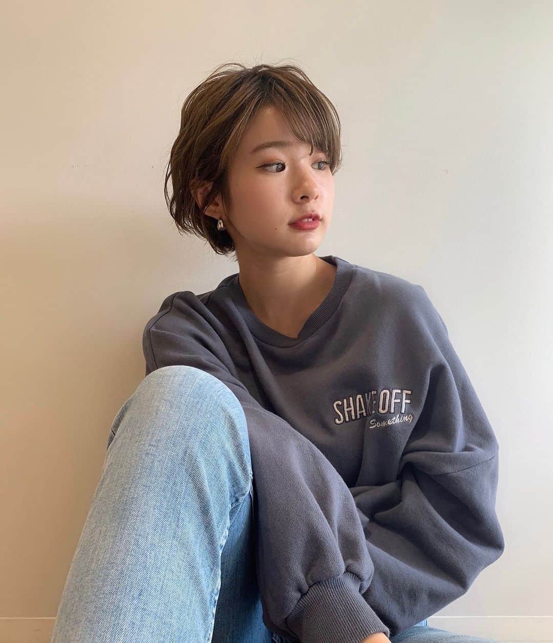 よしかわはるなのインスタグラム：「前髪一本ぴよん🐣 . いつもとはちょっと違うサロモの空間でしたね😹楽しかったです🥺 ありがとうございました🙌🏻🤍 またよろしくお願いします🍀 .  #サロンモデル #サロモ #名古屋サロモ #名古屋 #モデル #名古屋サロンモデル #撮影 #撮影モデル #ショートヘアアレンジ #ショートアレンジ #ショートカット #ショートヘア #ショート #ヘア #ヘアアレンジ #ヘアスタイル #ヘアカラー #ブリーチ #salon #salonmodel #model #shorthair #hair #haircolor #hairstyles」