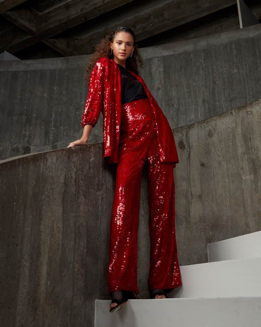 ロザ チャのインスタグラム：「Shine season: brilhe por onde for com os paetês da #rosacha! Você pode compor conjuntos ou usar as peças  separadamente. Descubra mais opções nas lojas ou no site. (Calça ref. 18.11.2038 e Mule ref. 28.14.1029) #lookmonocromatico」