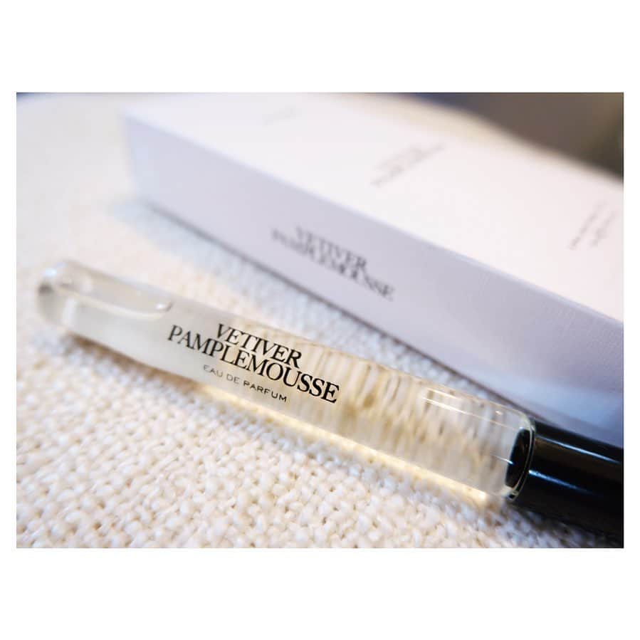 のインスタグラム：「🎗Zara Emotions Collection by Jo LOVES﻿ ﻿ 友人であり﻿ 同じ事務所のモデル﻿ 光（@shikari1224）のインスタを見て﻿ ﻿ JO MALONE と ZARAのコラボ！？﻿ ﻿ JO MALONEファンとして﻿ いてもたってもいられず﻿ ﻿ 翌日﻿ ほぼ無意識に﻿ ZARAに足が向いていました (*´-`*)﻿ ﻿ 20分くらい﻿ 気になるいくつかの香りを試して﻿ 直感で選んだのは﻿ ﻿ 「Vetiver Pamplemousse」﻿ （グレープフルーツ／マンダリン／ベチパー）﻿ ﻿ 今日初めてつけましたが﻿ さすが JO MALONE﻿ ﻿ サッパリ爽やかなのに﻿ 香りが長続きして﻿ 本当にずっと気分が上がったままで﻿ ﻿ “ パリッとした﻿ 真っ白なコットンシャツに﻿ アクセ感覚で纏うシトラスのノート “﻿ ﻿ と表現してあるとおり ^^﻿ ﻿ 大好き！﻿ ﻿ とおもえる香りに出会えて﻿ 本当に嬉しくて﻿ 心満たされています♪﻿ ﻿ わーい (*´꒳`*)﻿ ﻿ Thank you, Hikari♡﻿ ﻿ ﻿ ________ EVENT INFORMATION ________﻿ ﻿ 📸東京散歩！ナチュラルポートレート撮影会﻿ ﻿ 📷10/10（土）24（土）31（土）﻿ 鎌倉散歩！ナチュラルポートレート撮影会﻿ ﻿ 🖥 オンライン講座﻿ 「徹底的に楽しみながら選ばれるインスタグラムを作るコツとは！？」﻿ ﻿ 📻インターネットラジオ（毎週水曜日オンエア）﻿ 「羽舞咲のゆるゆるビューティ研究所」﻿ ﻿ 心を込めてお届けします♡﻿ ﻿ @herbemi﻿ プロフィールリンクをチェック！！﻿ ﻿ _________________________________________﻿ ﻿」