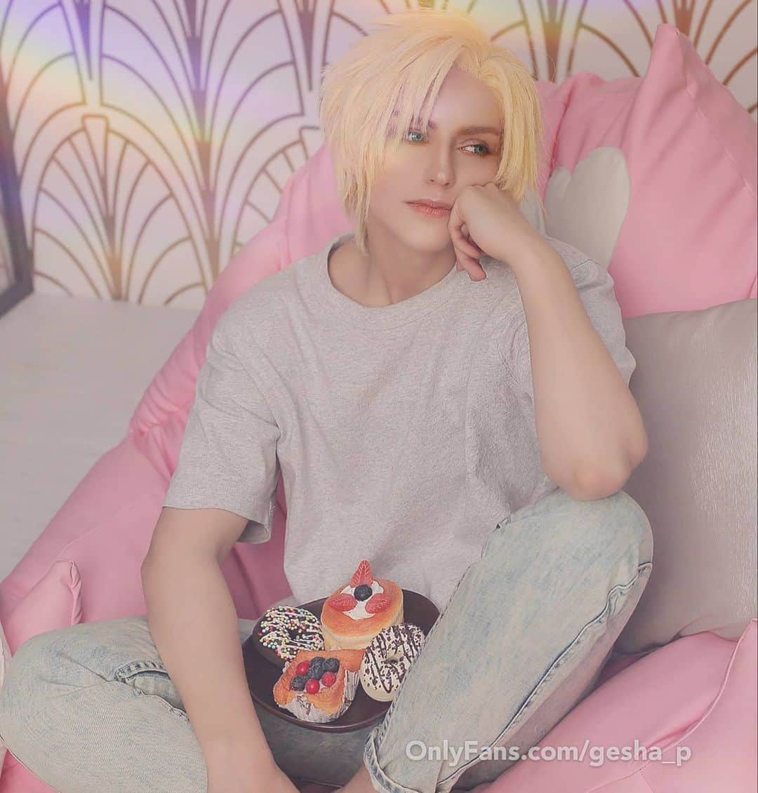 Gesha Petrovichのインスタグラム：「Refresh my  BF cosplay 😍 BANANA FISH／アッシュ・リンクス   #bananafish  Ph @younger.june Wig @geshacos Full photoshoot for my OF and Patreon family ❤️👇 🤤👉 💕 Onlyfans.com/gesha_p 💕」