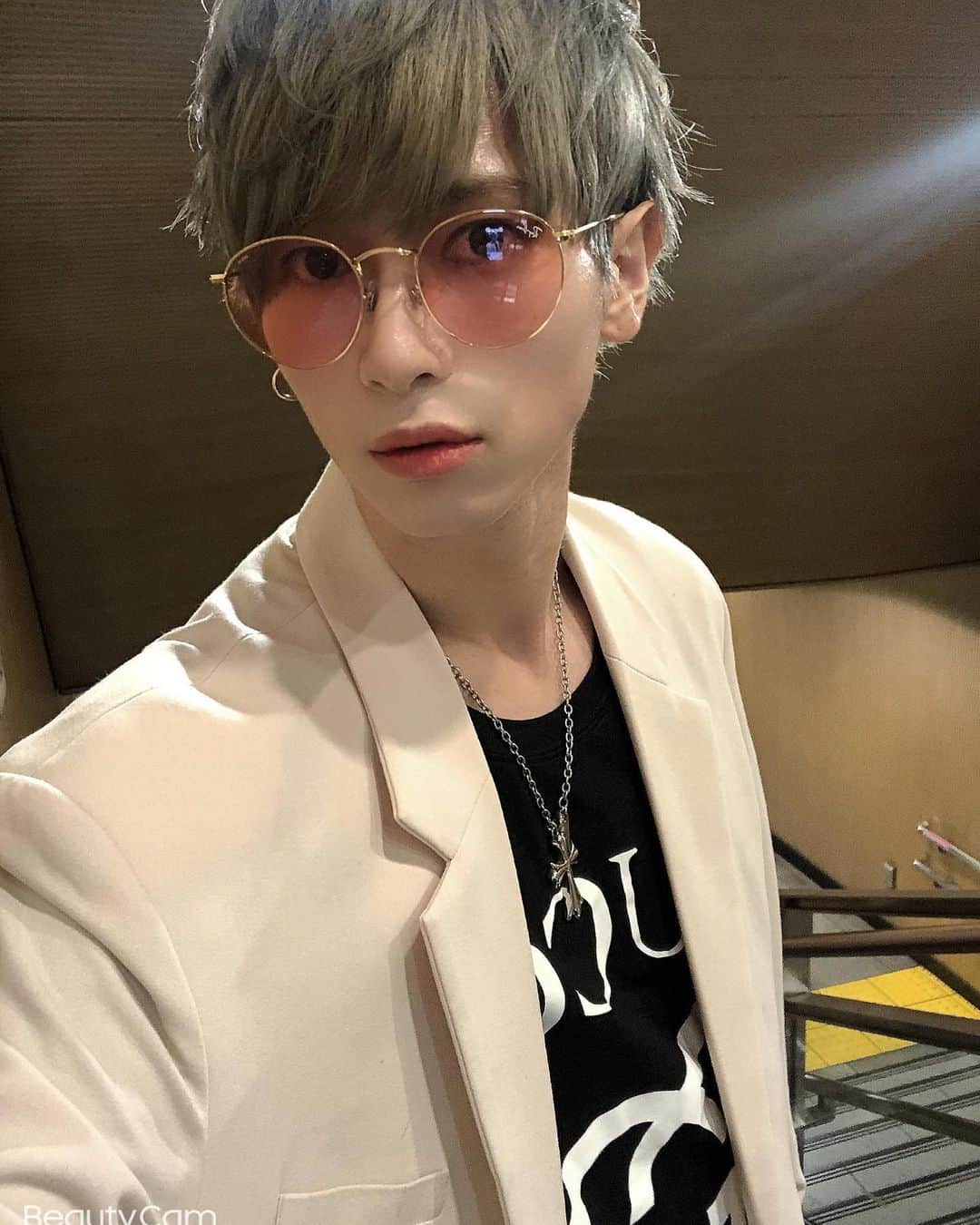 岡田鷹斗のインスタグラム：「このサングラス去年お母さんから もらったサングラスでピンクとゴールドってところが可愛いんだよね ・ ・ ・ 雨いやじゃー。  #サングラス #rayban  #coordinate #メンズ　#イケメン　#王子　 #今からとある撮影に行ってきます #岡田鷹斗」