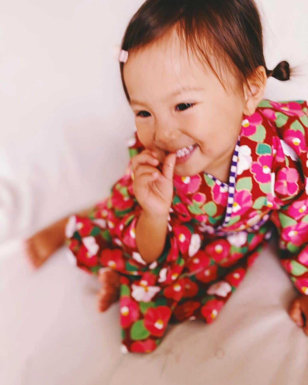 高橋菜摘のインスタグラム：「. . お友達が貸してくれた素敵なお着物👘 撮影で着る予定だったんだけど 色々あり、それは叶わず💭 せっかくなのでおうちで試着🌼 とっても着やすい着物だなぁ。 写真撮るよ〜🤳の時 指しゃぶり一切しない人なのに なぜかおちゃらけお嬢さんが 初めてくわえてたのが可愛いくて😛 パシャパシャ10枚も載せちゃった！ . もうすぐ2歳✌️ 毎日この方に悩まされてるけど とにかく可愛いくて面白くて💭 どんな2歳児になるのかな〜 こう見えて兄の時よりいたずらな妹。 あぁ見えて意外と真面目な兄。 早すぎる成長、楽しみ！ とにかく可愛いと噂の 女の子2歳を楽しむぞ〜👧🏼💘 . . . . #2歳女の子 #もうすぐ2歳 #2歳 #妹 #女の子 #女の子ママ #着物 #着物女子  #子供着物 #ベビー袴 #七五三 #1歳 #ハンドメイド着物 #女の子服 #コドモノ」