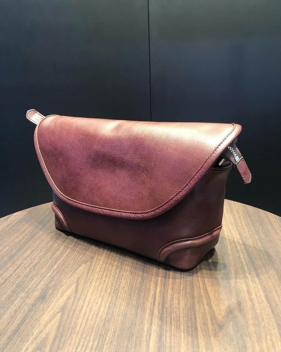 Omotecho Style Storeさんのインスタグラム写真 - (Omotecho Style StoreInstagram)「明治より130年続く、本革の"HAYASHIGO(ハヤシゴ)"より  プライベートブランド "FIVE WOODS(ファイブウッズ)" をご紹介👜  メッセンジャーバッグ (ネイビー・ブラック・バーガンディ) ¥28,000＋tax  ★HAYASHIGO フェア★ 10月10日（土）～10月26日（月）   詳しくはトップページよりblogをご覧ください☺️✨  店休日:火曜日  ※お知らせ※ 11月3日（火）祝日は通常営業の為、11月4日（水）を臨時休業とさせて頂きます。 ご迷惑をお掛け致しますが、ご了承のほど宜しくお願い致します。  #hayashigo #林五 #fivewoods #本革 #本革バッグ #メッセンジャーバッグ #ショルダーバッグ #シンプルバッグ #オイルレザー #撥水レザー」10月7日 18時44分 - omotechostylestore