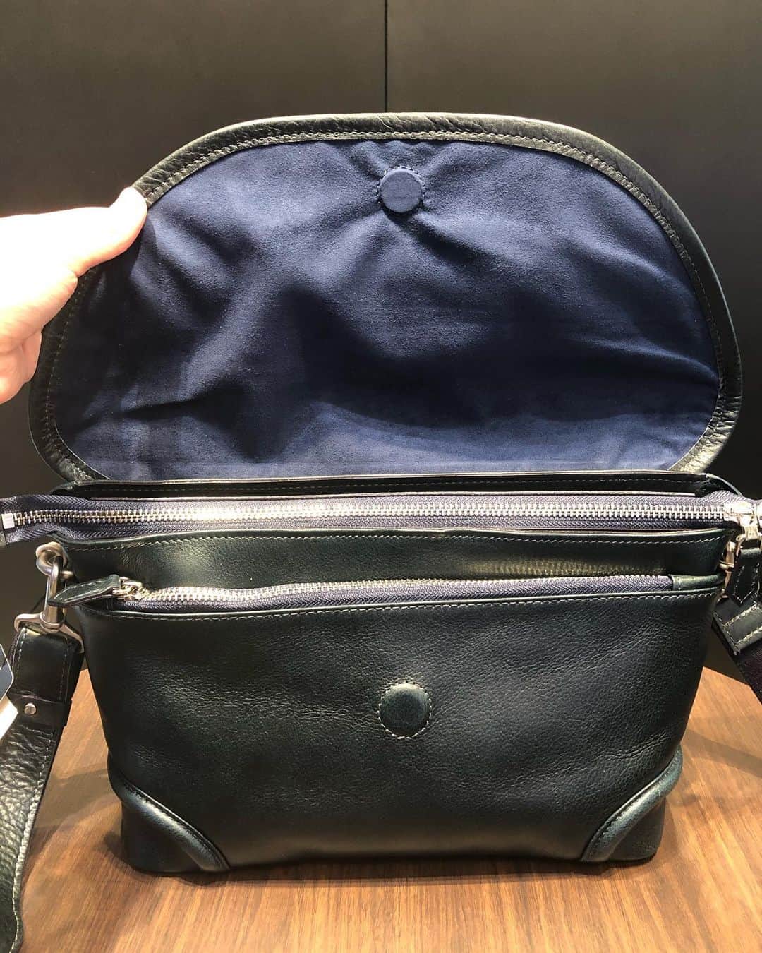 Omotecho Style Storeさんのインスタグラム写真 - (Omotecho Style StoreInstagram)「明治より130年続く、本革の"HAYASHIGO(ハヤシゴ)"より  プライベートブランド "FIVE WOODS(ファイブウッズ)" をご紹介👜  メッセンジャーバッグ (ネイビー・ブラック・バーガンディ) ¥28,000＋tax  ★HAYASHIGO フェア★ 10月10日（土）～10月26日（月）   詳しくはトップページよりblogをご覧ください☺️✨  店休日:火曜日  ※お知らせ※ 11月3日（火）祝日は通常営業の為、11月4日（水）を臨時休業とさせて頂きます。 ご迷惑をお掛け致しますが、ご了承のほど宜しくお願い致します。  #hayashigo #林五 #fivewoods #本革 #本革バッグ #メッセンジャーバッグ #ショルダーバッグ #シンプルバッグ #オイルレザー #撥水レザー」10月7日 18時44分 - omotechostylestore