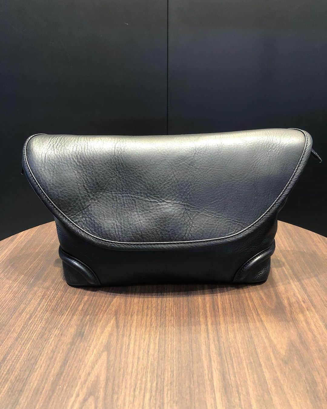 Omotecho Style Storeさんのインスタグラム写真 - (Omotecho Style StoreInstagram)「明治より130年続く、本革の"HAYASHIGO(ハヤシゴ)"より  プライベートブランド "FIVE WOODS(ファイブウッズ)" をご紹介👜  メッセンジャーバッグ (ネイビー・ブラック・バーガンディ) ¥28,000＋tax  ★HAYASHIGO フェア★ 10月10日（土）～10月26日（月）   詳しくはトップページよりblogをご覧ください☺️✨  店休日:火曜日  ※お知らせ※ 11月3日（火）祝日は通常営業の為、11月4日（水）を臨時休業とさせて頂きます。 ご迷惑をお掛け致しますが、ご了承のほど宜しくお願い致します。  #hayashigo #林五 #fivewoods #本革 #本革バッグ #メッセンジャーバッグ #ショルダーバッグ #シンプルバッグ #オイルレザー #撥水レザー」10月7日 18時44分 - omotechostylestore