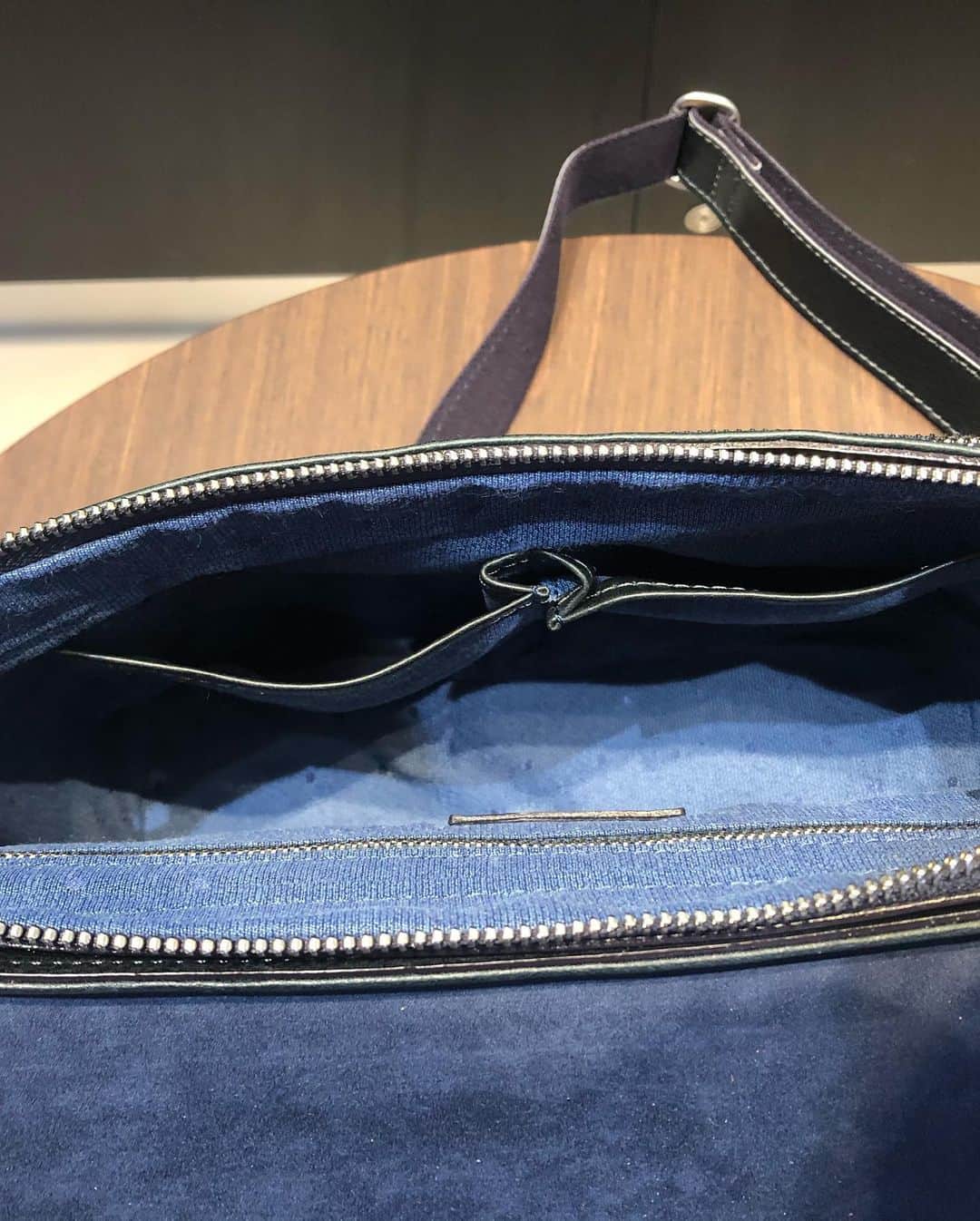 Omotecho Style Storeさんのインスタグラム写真 - (Omotecho Style StoreInstagram)「明治より130年続く、本革の"HAYASHIGO(ハヤシゴ)"より  プライベートブランド "FIVE WOODS(ファイブウッズ)" をご紹介👜  メッセンジャーバッグ (ネイビー・ブラック・バーガンディ) ¥28,000＋tax  ★HAYASHIGO フェア★ 10月10日（土）～10月26日（月）   詳しくはトップページよりblogをご覧ください☺️✨  店休日:火曜日  ※お知らせ※ 11月3日（火）祝日は通常営業の為、11月4日（水）を臨時休業とさせて頂きます。 ご迷惑をお掛け致しますが、ご了承のほど宜しくお願い致します。  #hayashigo #林五 #fivewoods #本革 #本革バッグ #メッセンジャーバッグ #ショルダーバッグ #シンプルバッグ #オイルレザー #撥水レザー」10月7日 18時44分 - omotechostylestore