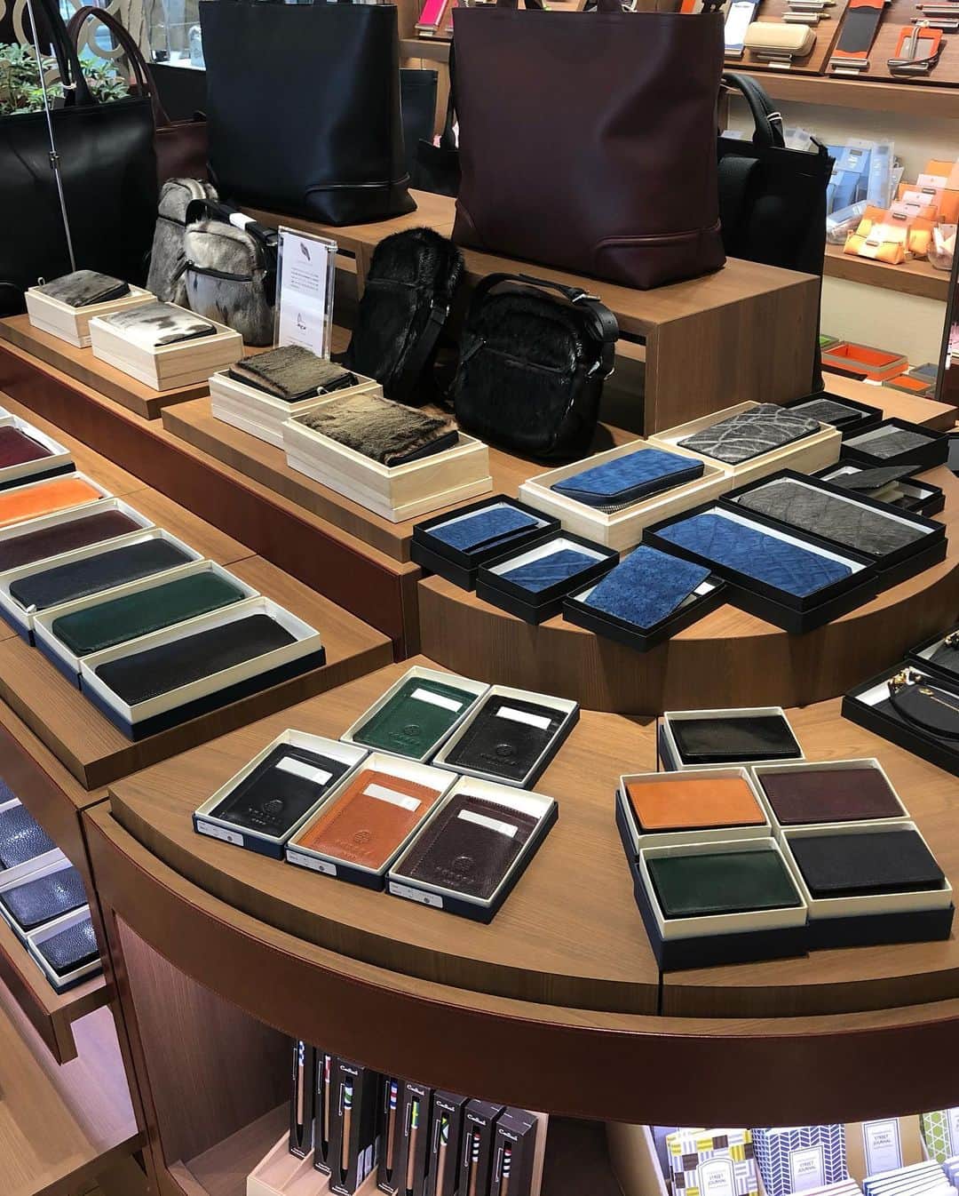 Omotecho Style Storeさんのインスタグラム写真 - (Omotecho Style StoreInstagram)「明治より130年続く、本革の"HAYASHIGO(ハヤシゴ)"より  プライベートブランド "FIVE WOODS(ファイブウッズ)" をご紹介👜  メッセンジャーバッグ (ネイビー・ブラック・バーガンディ) ¥28,000＋tax  ★HAYASHIGO フェア★ 10月10日（土）～10月26日（月）   詳しくはトップページよりblogをご覧ください☺️✨  店休日:火曜日  ※お知らせ※ 11月3日（火）祝日は通常営業の為、11月4日（水）を臨時休業とさせて頂きます。 ご迷惑をお掛け致しますが、ご了承のほど宜しくお願い致します。  #hayashigo #林五 #fivewoods #本革 #本革バッグ #メッセンジャーバッグ #ショルダーバッグ #シンプルバッグ #オイルレザー #撥水レザー」10月7日 18時44分 - omotechostylestore