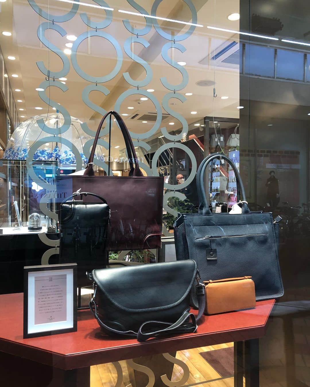 Omotecho Style Storeさんのインスタグラム写真 - (Omotecho Style StoreInstagram)「明治より130年続く、本革の"HAYASHIGO(ハヤシゴ)"より  プライベートブランド "FIVE WOODS(ファイブウッズ)" をご紹介👜  メッセンジャーバッグ (ネイビー・ブラック・バーガンディ) ¥28,000＋tax  ★HAYASHIGO フェア★ 10月10日（土）～10月26日（月）   詳しくはトップページよりblogをご覧ください☺️✨  店休日:火曜日  ※お知らせ※ 11月3日（火）祝日は通常営業の為、11月4日（水）を臨時休業とさせて頂きます。 ご迷惑をお掛け致しますが、ご了承のほど宜しくお願い致します。  #hayashigo #林五 #fivewoods #本革 #本革バッグ #メッセンジャーバッグ #ショルダーバッグ #シンプルバッグ #オイルレザー #撥水レザー」10月7日 18時44分 - omotechostylestore