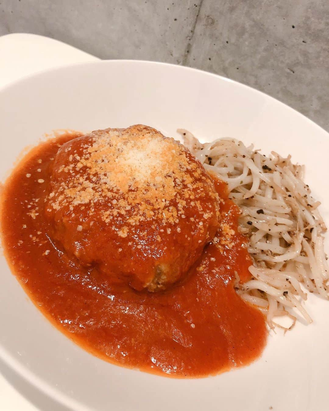 野久保直樹さんのインスタグラム写真 - (野久保直樹Instagram)「☆ ⭐️Today's dinner⭐️ 瀬戸のもち豚の 手ごねトマトソースハンバーグ👍  温めるだけだから超簡単なのに、歯応えあってめっちゃ美味かった🙆‍♂️🙆‍♂️🙆‍♂️ 結構ボリューミーです😆 ☆ #瀬戸のもち豚 #瀬戸牧場 #日本畜産 #お取り寄せ」10月7日 18時45分 - naoki_nokubo