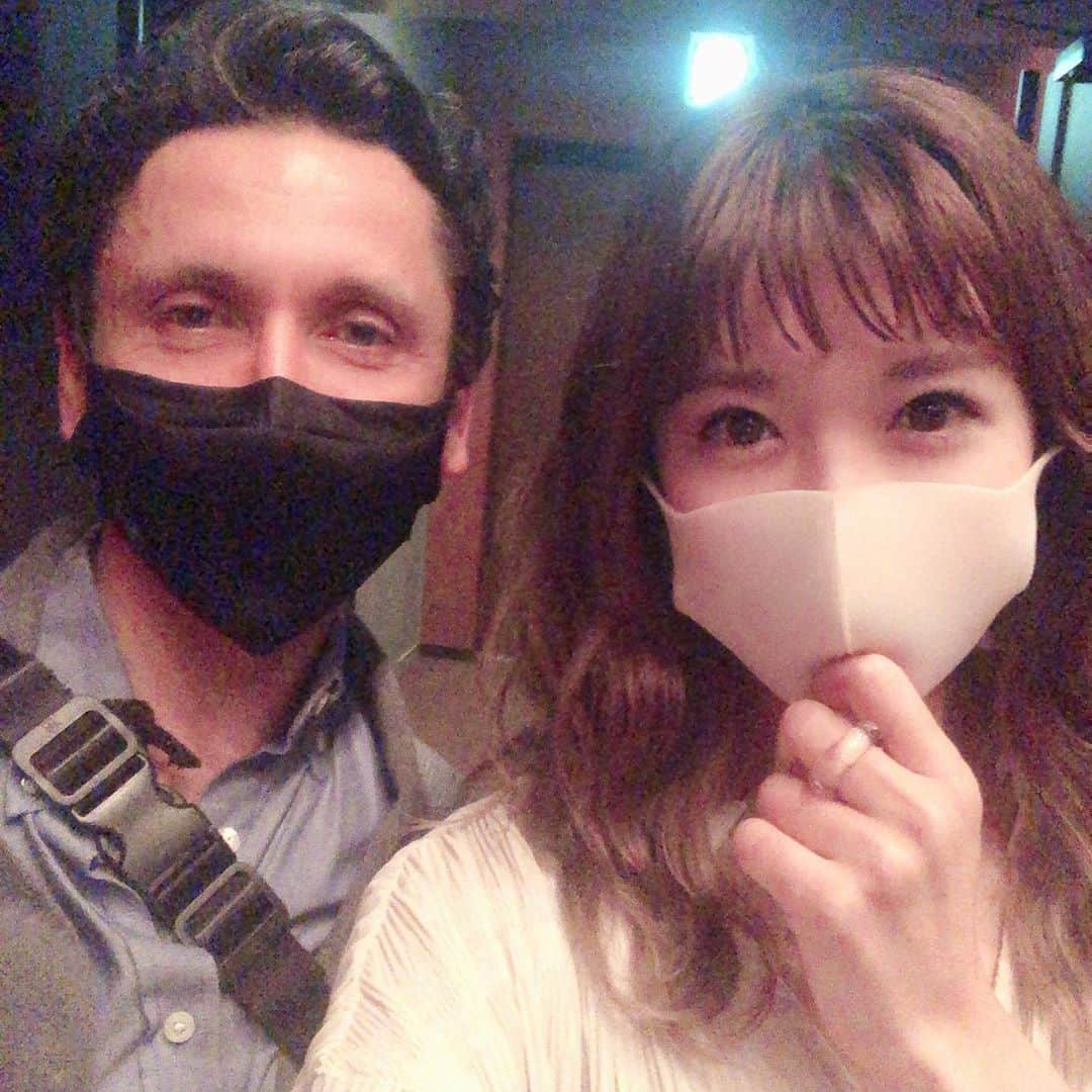 長江愛美さんのインスタグラム写真 - (長江愛美Instagram)「ビリーエリオット観劇🎫  めっちゃくちゃ良かった🥺✨  まず、劇場に入って、客席に座って、幕が開いた瞬間に、 『あぁ、劇場で舞台が見れるんだ、、』と思ったら涙溢れました😢  ストーリーもキャストも、最高だったし、 仲良しのサーシャの息子、デニスがBillyをやっているのを見れたのも感無量😭😭  サーシャの血を受け継ぎまくった素晴らし過ぎるバレエテクニックと、歌もタップもお芝居も、、本当に本当に最高でした😭✨  客席で、サーシャに会えて🤍  息子の大活躍、どんなに誇らしいだろうと、胸いっぱい🤍  やっぱり、舞台は生で観たいし、観て欲しい。  コロナでたくさんの舞台やライブが中止になって、 配信も増えてきてて、それももちろんいいけど。  でも、劇場で、生で、同じ空気の中でしか感じられない大切なものが本当にたくさんあるから。  舞台中、何度も、ブラボー！と歓声をあげたくなった！✨  1日も早く、満席で、笑って泣いて歓声をあげて。って出来る日が来ることを心から願います。  たくさんの人に、劇場見てほしい作品✨  出演者の皆様、最高の舞台を、感動を、有難う御座いました❤️  #ビリーエリオット #ビリーエリオット2020  #billyelliot  #赤坂actシアター  #舞台 #最高 #ミュージカル #バレエ #タップ #ジャズ #演劇 #感無量」10月7日 18時49分 - manamin.512