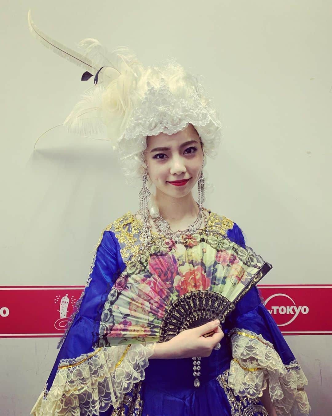 のインスタグラム：「・ #だから私はメイクする  放送まであと6時間ほど💄💋 ・ メイクが大好きで、 どんどん沼にはまっていくOL笑子さん✨ ・ 会社ではそのメイクの濃さから 【マリー様】って呼ばれるけど、 そんなの気にしないポジティブさで 原作からも人気の高いキャラクター👸💕 ・ 写真は #島崎遥香 さんの マリーアントワネット姿👗💐✨ とても神々しいです…😍👑 ・ 放送地域をお問い合わせいただいている皆様へ #テレビ東京 #テレビ大阪 では 本日深夜0:58から #テレビ愛知 ではちょっと遅れて26:05から 放送になり、ご視聴できない地域の皆様 大変申し訳ございません😔 ・ #paravi はもちろん、 見逃し配信も行いますので そちらからも是非チェックしてみてください🥰💄💋 ・ #神崎恵 #志田彩良 #吉田朱里 #ドラマパラビ」