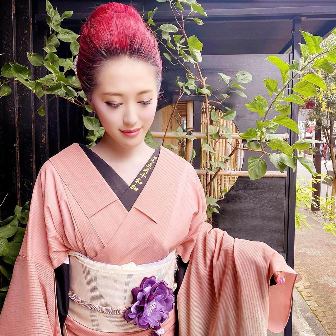 五月千和加さんのインスタグラム写真 - (五月千和加Instagram)「. 少しずつ日本舞踊界も以前のような活気が戻りつつあります😌✨✨❗️❗️  私も早くまた皆様の前で踊りたいな  #日本舞踊 #日本舞踊家 #着付け #着物ヘア  #着物女子   🎀🎀🎀🎀🎀」10月7日 18時51分 - satsuki_senwaka