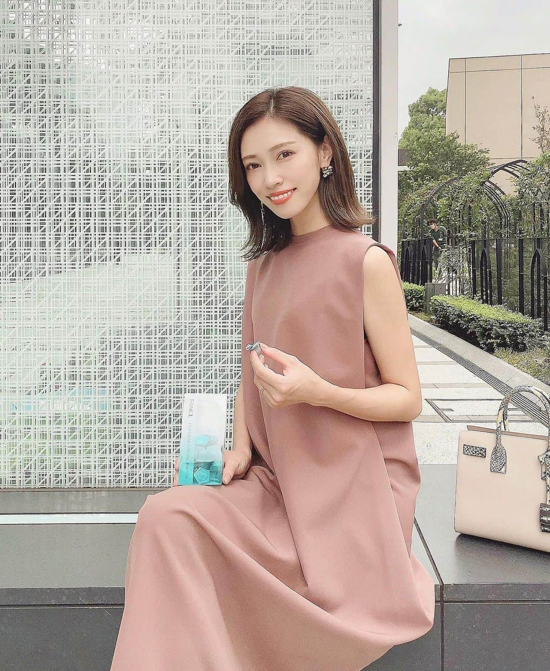 石黒美帆のインスタグラム：「*﻿ いつもいつもお世話になっているAmazon。﻿ ﻿ ﻿ プライム会員に贈る年に一度のビッグセール「プライムデー🎉」が、10月13日（火）0時から10月14日（水）23時59分まで、合計48時間開催します👏﻿ ﻿ ﻿ 家電、インテリア、おもちゃ、スポーツ、ファッション、食品・飲料 など、数十万種類の商品が特別価格で提供されるプライム会員のためのビッグセールなんです😆﻿ ﻿ このプライム会員、本当に便利。﻿ ﻿ ﻿ お買い物ではお急ぎ便などの配送特典を追加料金なしで何度でも利用できたり﻿ Prime Videoでは人気の映画やドラマがたくさん見れたり。自粛期間中もかなりお世話になりました❣️﻿ ﻿ ﻿ まだ会員でない方は30 日間の無料体験が可能！その期間中にも「プライムデー」でお買い物ができます🥰﻿ ﻿ ﻿ そして今回AmazonのPR施策でFANCLディープクリア洗顔パウダーをご提供いただきました。よくメディアでも目にする人気の酵素洗顔💭毛穴ケアにもピッタリで洗い上がりスッキリ🤲こちらもセール対象商品だそうですよ〜😊﻿ ﻿ ﻿ Amazon のサイトに行って諸々詳細をチェックしてみてくださいね♡﻿ ﻿ ﻿ ﻿ ﻿ #Amazon#プライムデー#PrimeDay#プライムライフ#PrimeLife﻿ #Amazonプライム#PR#Amazonプライムビデオ#お急ぎ便#お届け日時指定便」