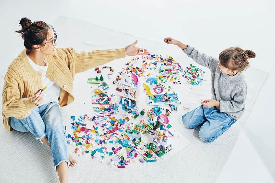 大桑マイミさんのインスタグラム写真 - (大桑マイミInstagram)「子供と一緒になって夢中になってしまうLEGO 。　子供の創造力は本当に楽しい。娘と撮影していただきました。本日発売のVERY11月号のレゴ企画みてください。　 #RebuildTheWorld #創造力が世界を変える  @lego」10月7日 18時52分 - maimiokuwa