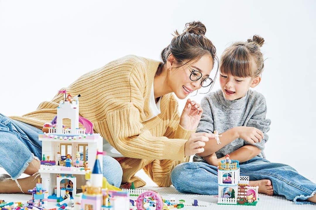 大桑マイミのインスタグラム：「子供と一緒になって夢中になってしまうLEGO 。　子供の創造力は本当に楽しい。娘と撮影していただきました。本日発売のVERY11月号のレゴ企画みてください。　 #RebuildTheWorld #創造力が世界を変える  @lego」
