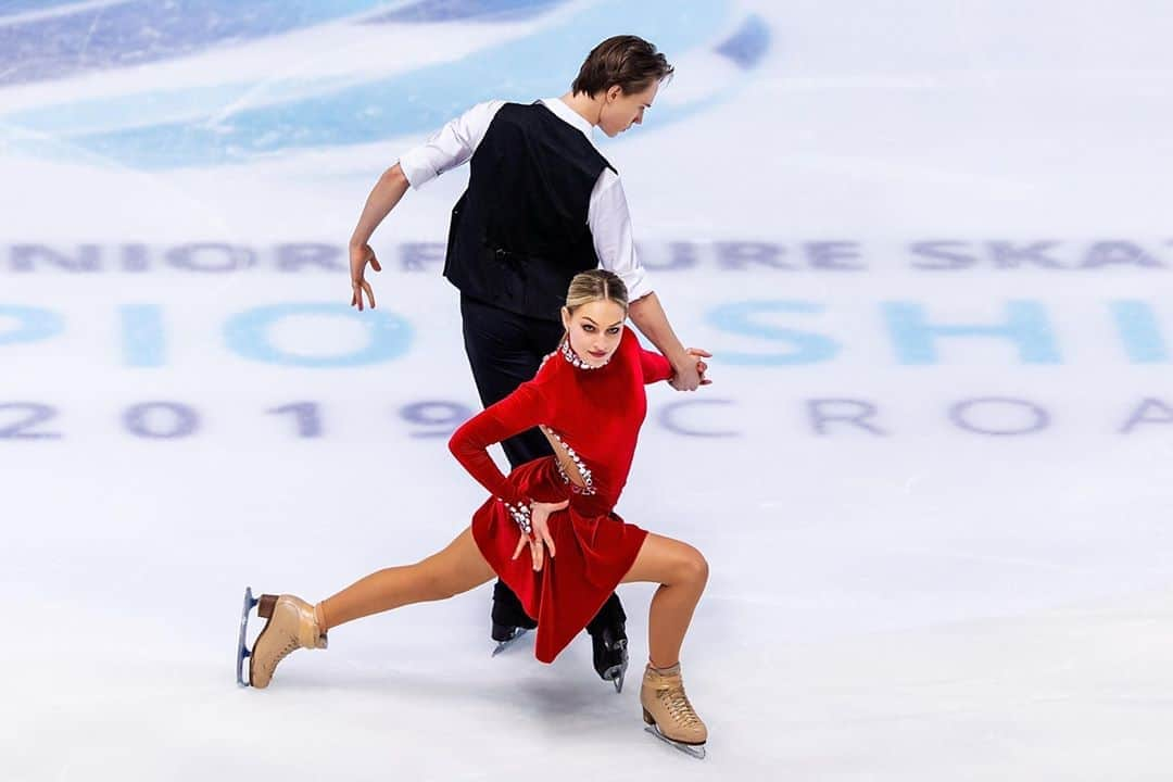 ISUグランプリシリーズさんのインスタグラム写真 - (ISUグランプリシリーズInstagram)「🔴 Streaming Now! On the "Skating ISU" YouTube channel you can watch the Junior Ice Dance Rhythm Dance from the World Junior Figure Skating Championships of 2019!⁣⁣ ⁣ 📺 Watch from the link in our bio or stories!⁣ ⁣ #UpAgain #WorldJFigure #FigureSkating」10月7日 18時54分 - isufigureskating_x